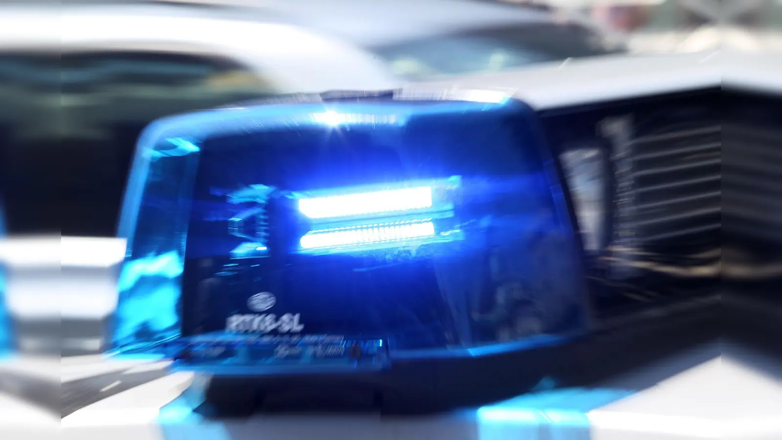 Mehrere Autos beschädigt, eines aufgebrochen: Die Polizei sucht nach den Tätern. (Symbolbild: Stephan Jansen/dpa)
