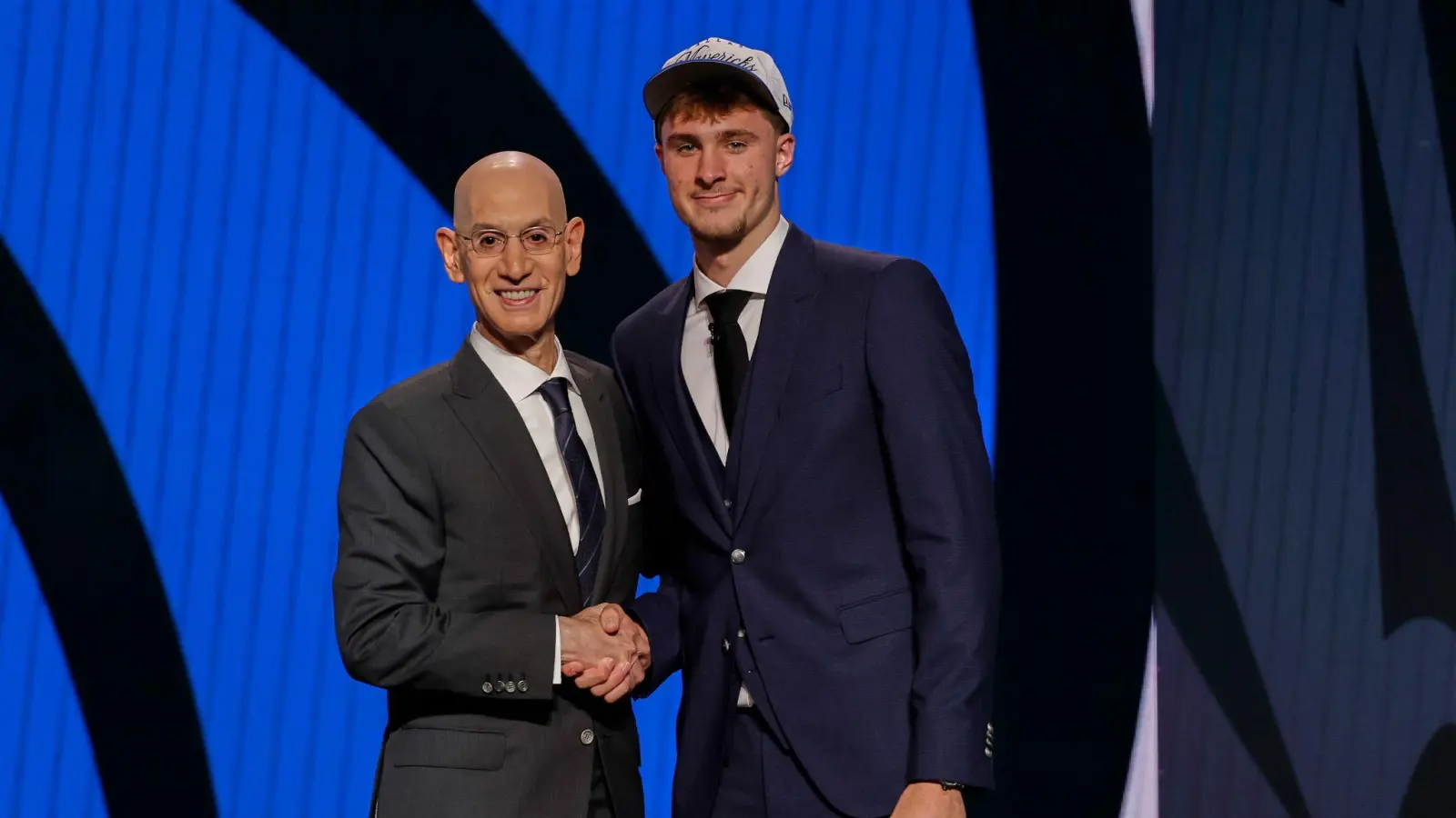 Cooper Flagg (rechts) mit NBA-Boss Adam Silver. Flagg spielt künftig für die Dallas Mavericks. (Bild: Adam Hunger/AP/dpa)