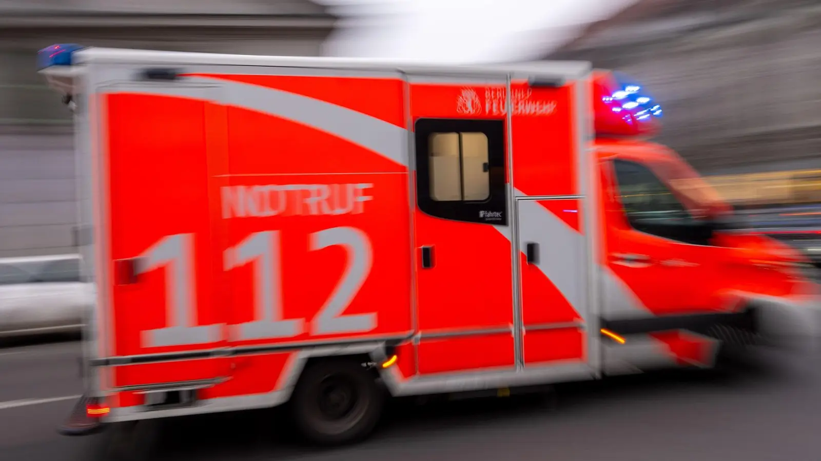 Die Berliner Feuerwehr versorgt Verletzte in den Gropiuspassagen. (Symbolbild) (Bild: Monika Skolimowska/dpa)