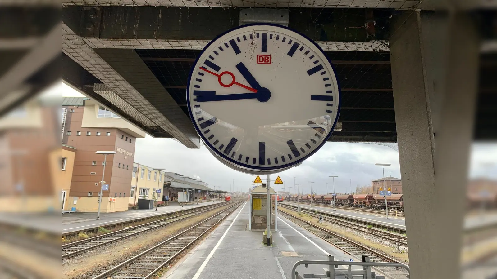 Leerer Bahnsteig, leere Gleise - wie hier in Weiden. Wegen des Bahnstreiks fahren aktuell kaum Züge durch die Oberpfalz.  (Archivbild: Gabi Schönberger)