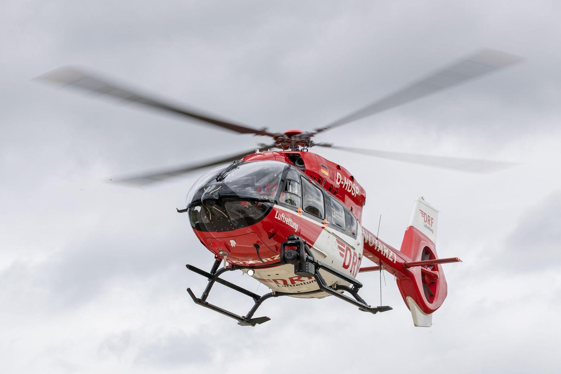 Ein Rettungshubschrauber bringt den verletzten Mann in eine Klinik.  (Symbolbild: Daniel Karmann/dpa)