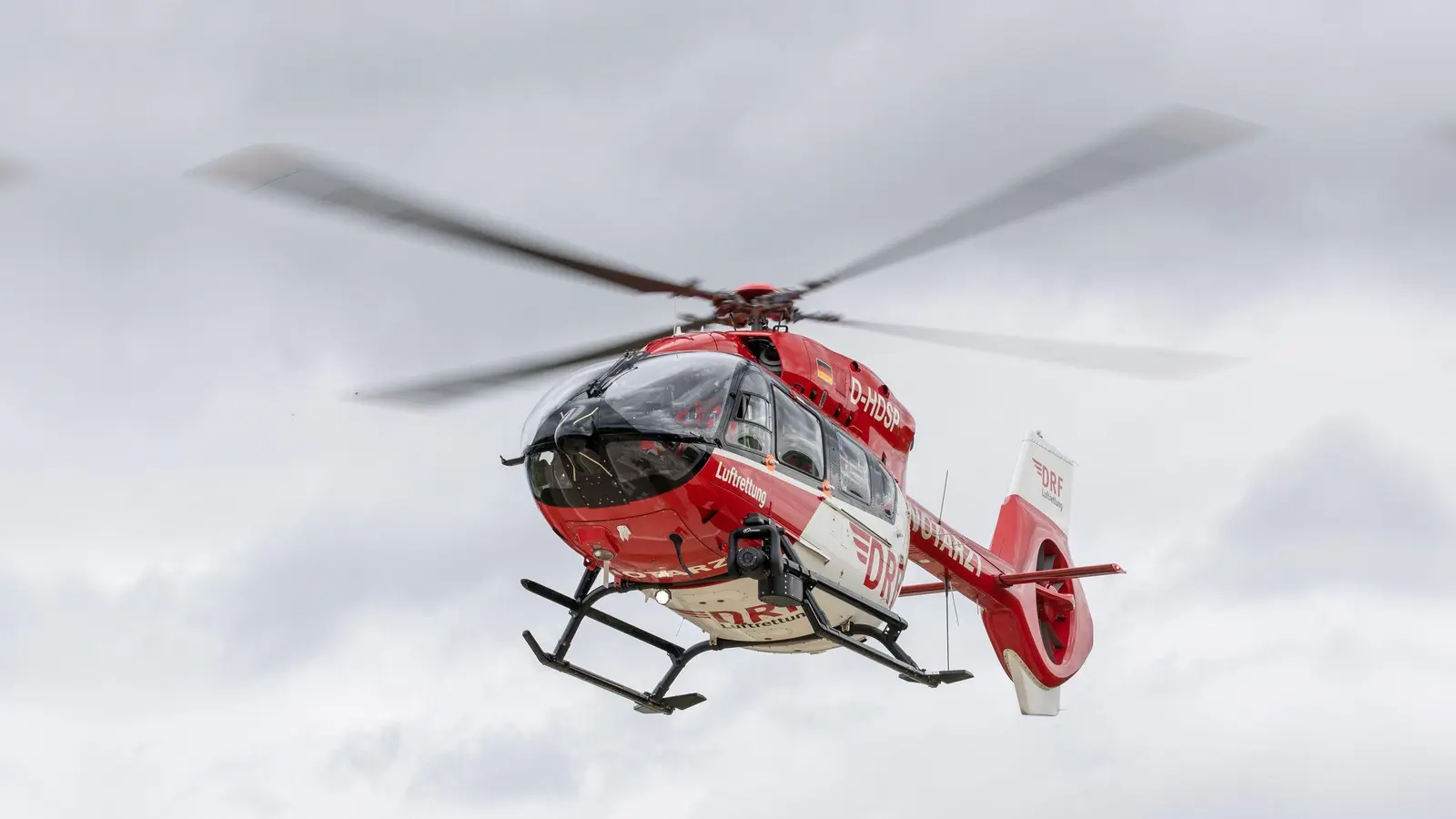 Ein Rettungshubschrauber bringt den verletzten Mann in eine Klinik.  (Symbolbild: Daniel Karmann/dpa)