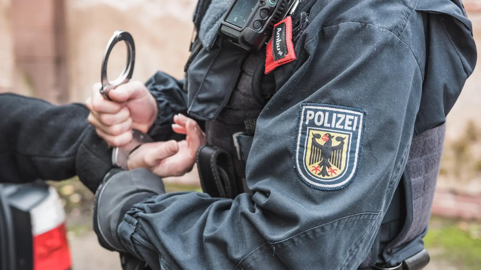 Die Handschellen klickten an der Grenze bei einem jungen Mann, der eien Strafe von 3000 Euro nicht bezahlt hatte.  (Symbolbild: Bundespolizei Waidhaus/ exb)