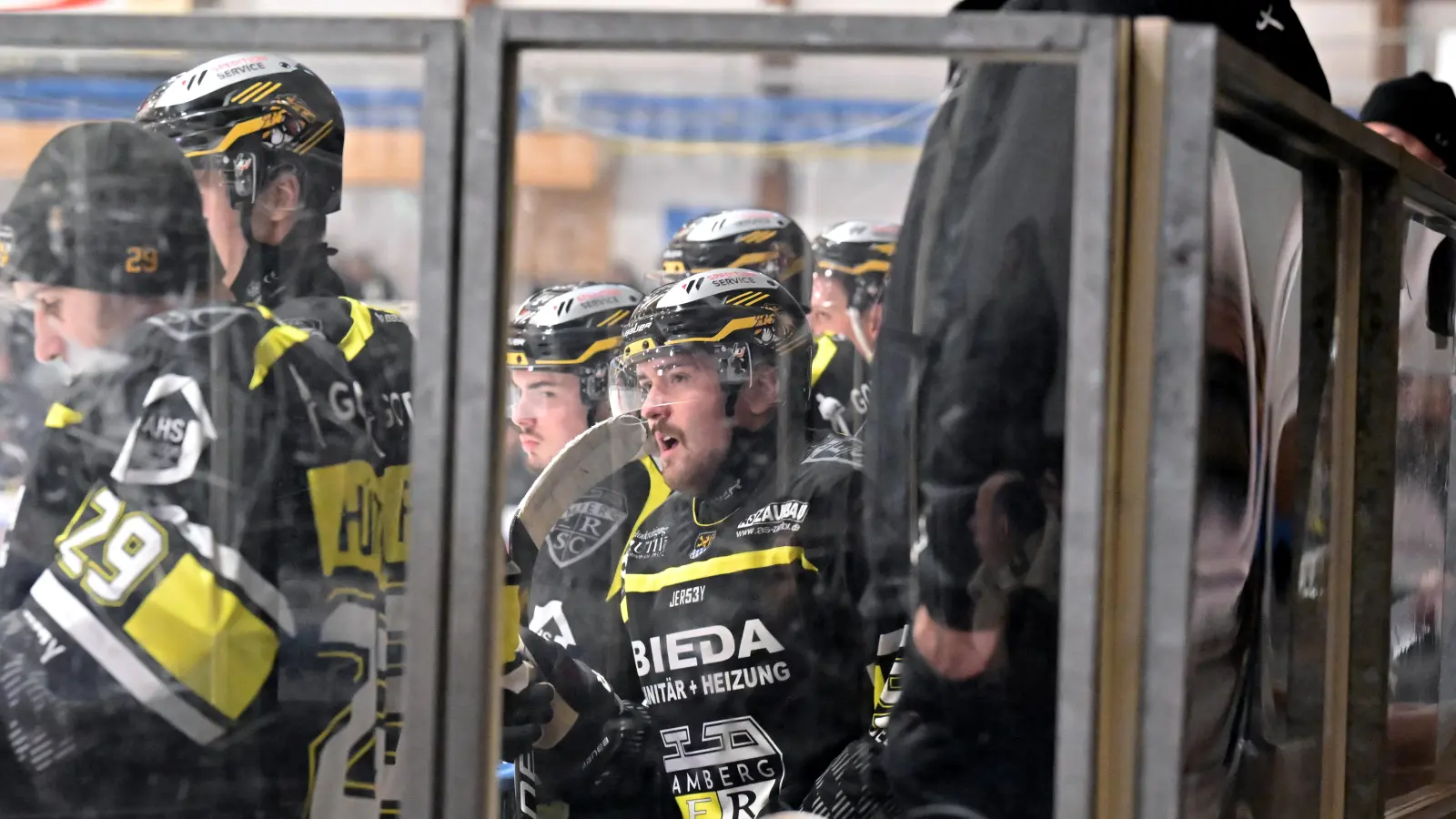 Gespannte Blicke auf der Spielerbank des ERSC Amberg. Die Löwen treffen am Freitagabend auf Bayernliga-Schlusslicht EHC Klostersee.  (Bild: Hubert Ziegler)