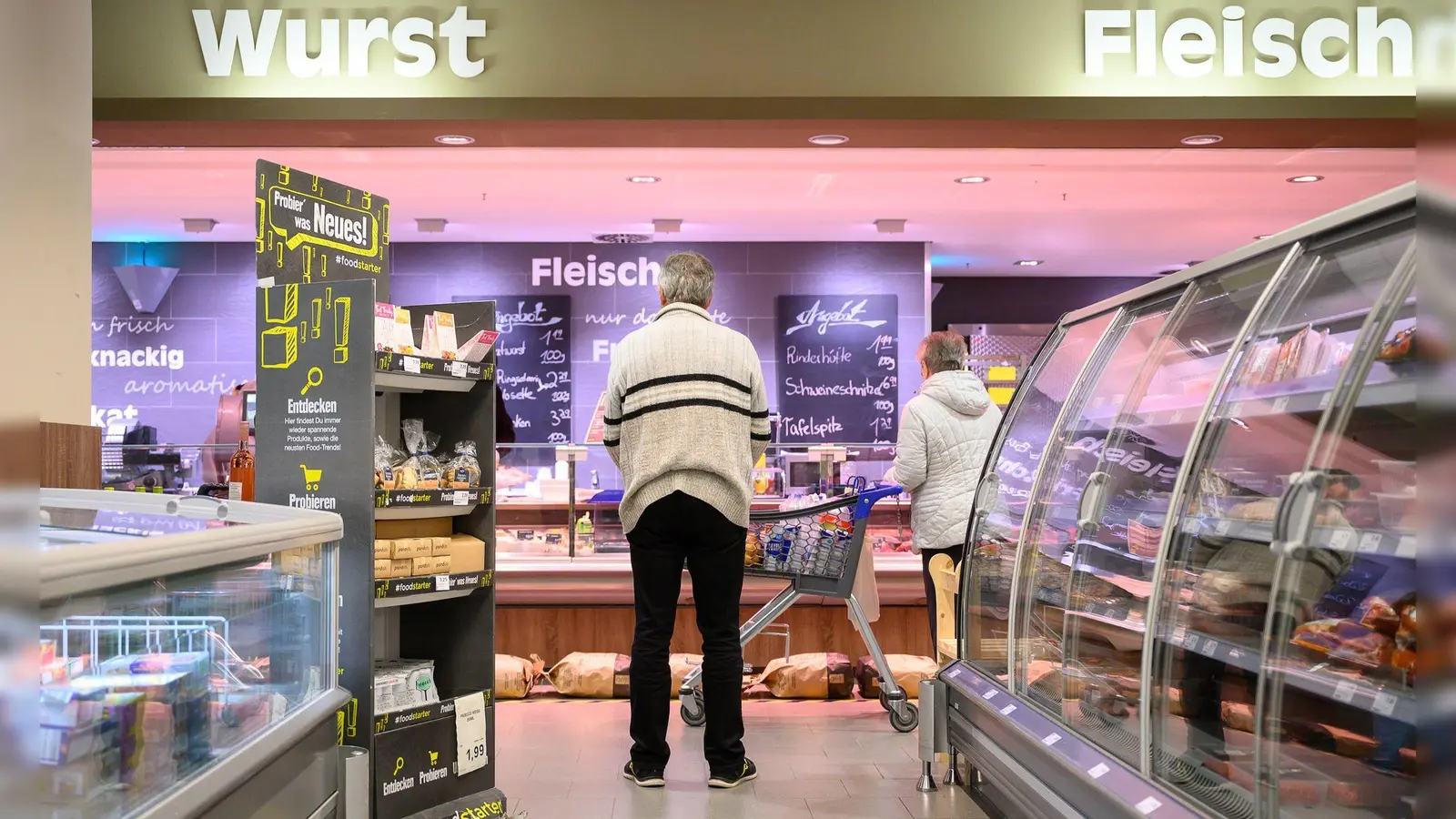 Die Supermarktketten suchen Tausende Beschäftigte für ihre Bedientheken mit Fleisch, Wurst und Käse. (Bild: Sebastian Gollnow/dpa)