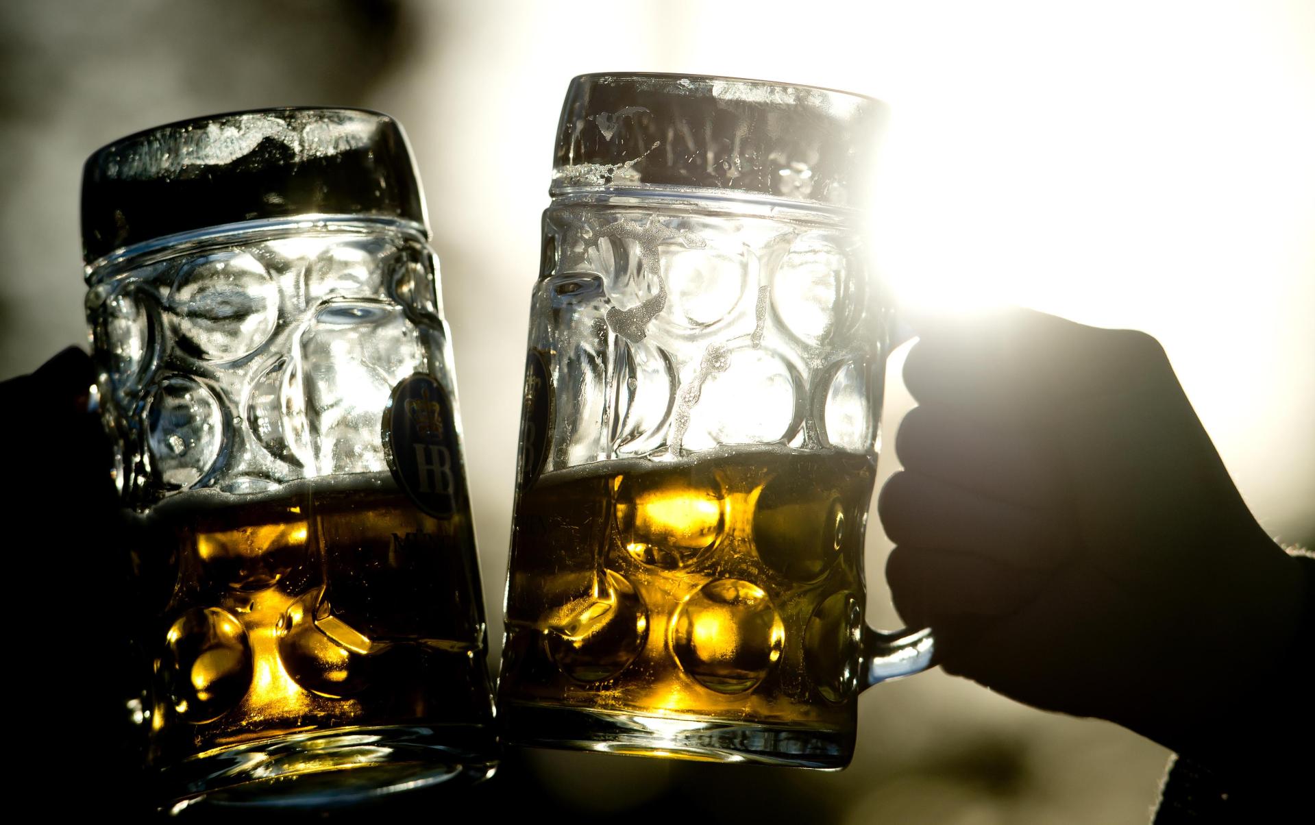 Ein Bockbierfest wird Thema im Polizeibericht: In Hohenburg ist ein Besucher des dortigen Bierfestes ausgerastet. (Symbolbild: Sven Hoppe/dpa)