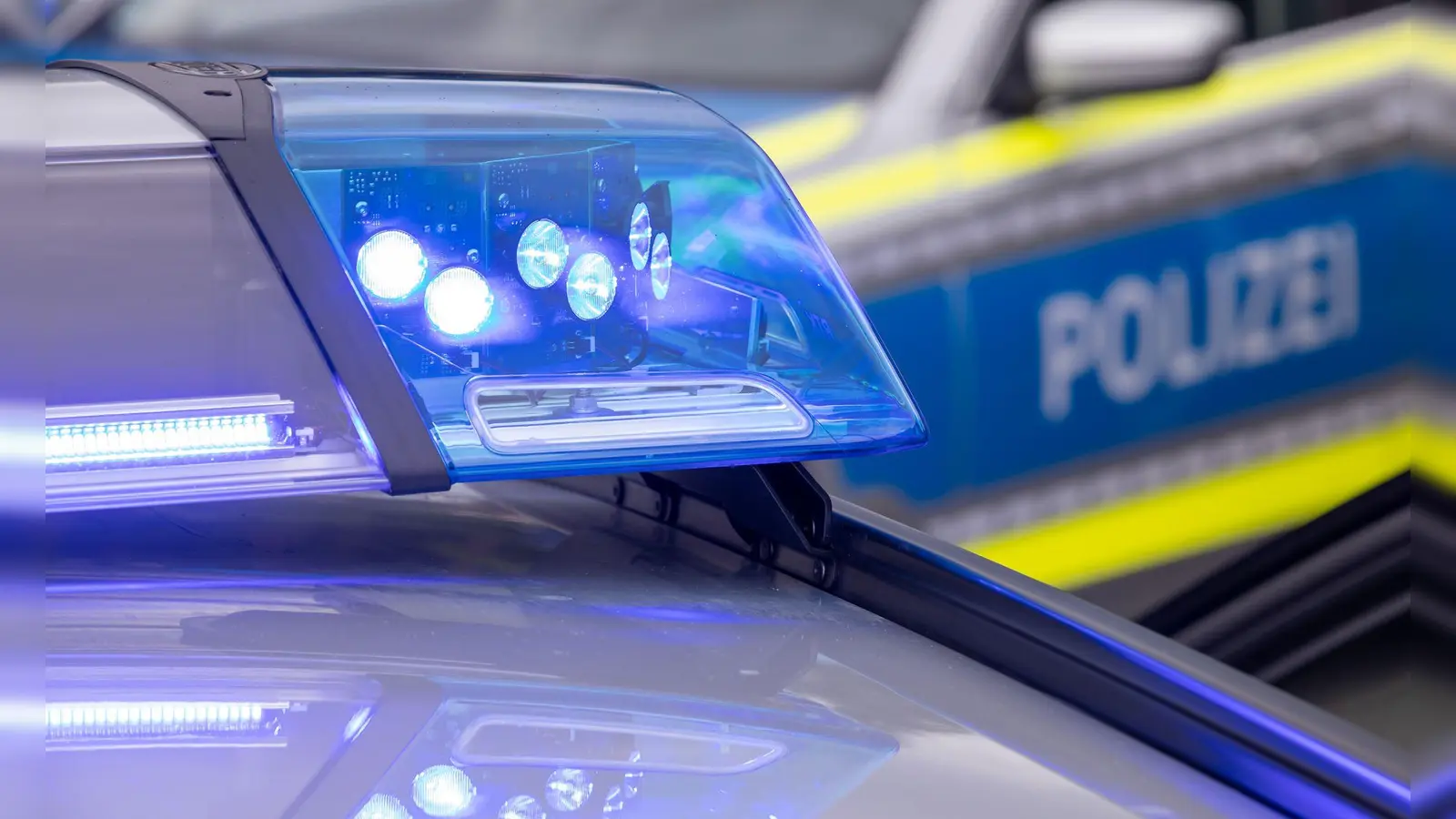 Polizeikräfte schauen sich derzeit in dem Gebäude um, in dem sich eine Grund- und eine Mittelschule befinden. (Symbolbild) (Bild: Daniel Karmann/dpa)