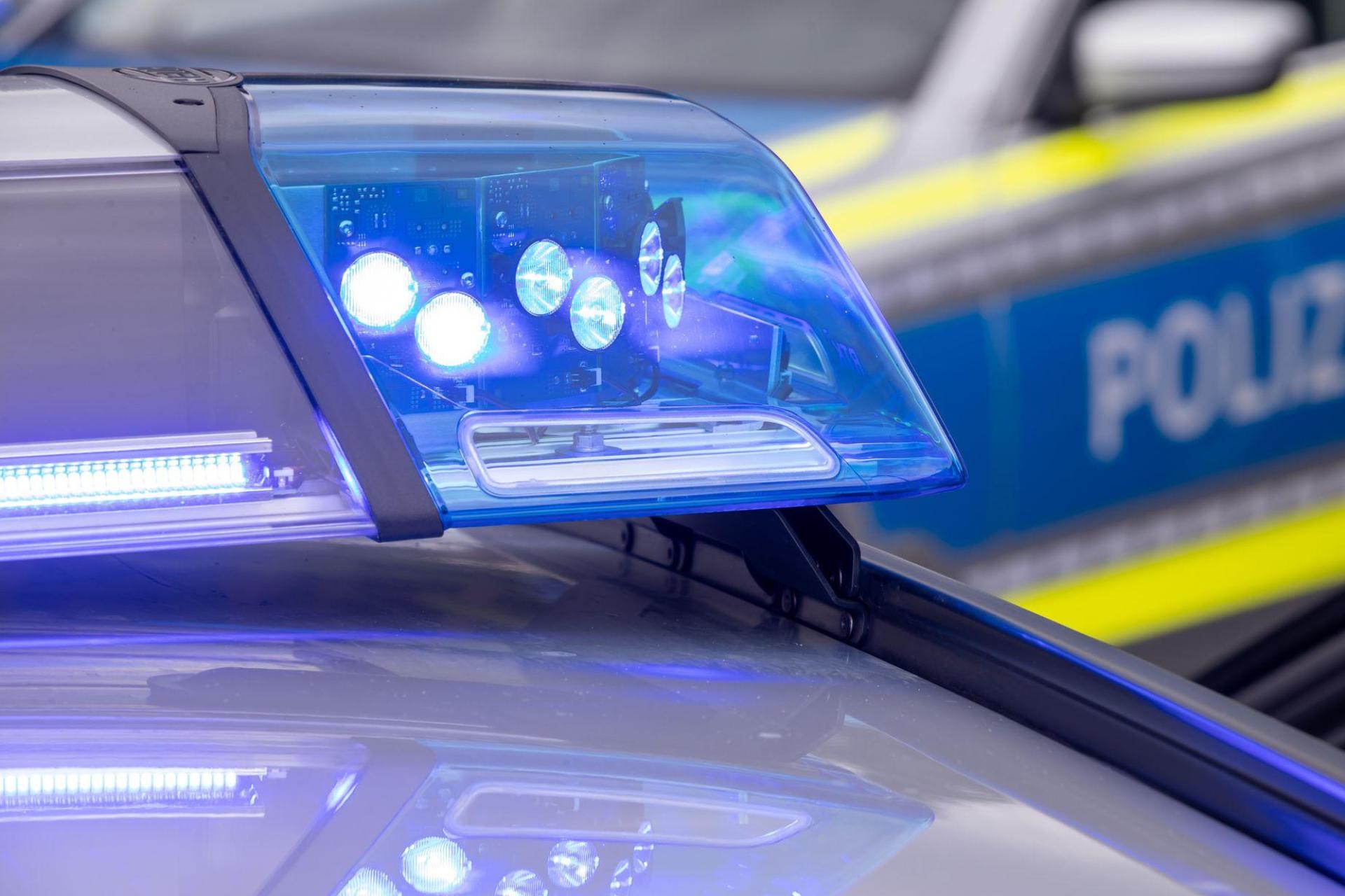 Polizeikräfte schauen sich derzeit in dem Gebäude um, in dem sich eine Grund- und eine Mittelschule befinden. (Symbolbild: Daniel Karmann/dpa)