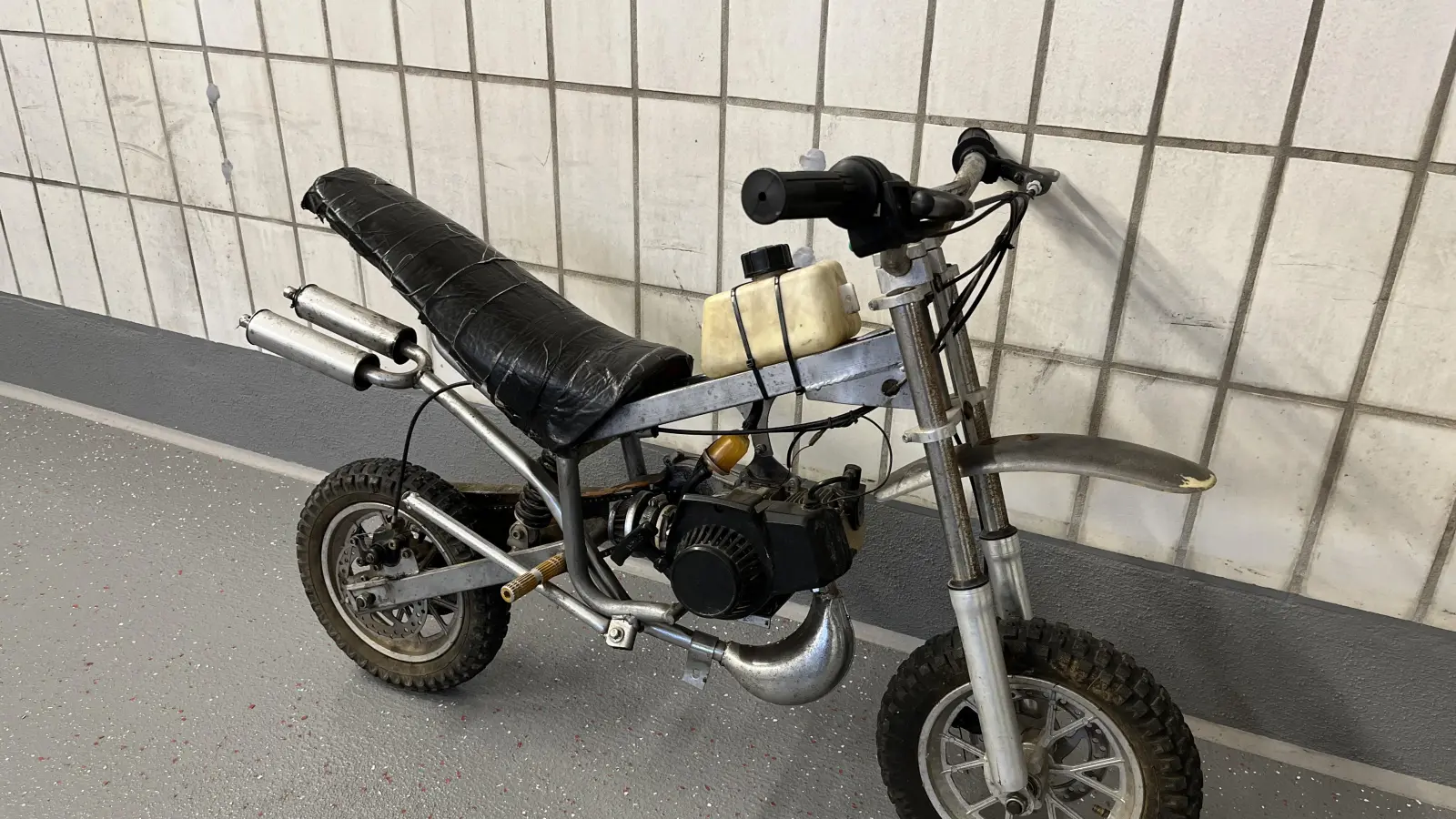 Mit diesem nicht versicherten Pocket-Bike sollte die Spritztour vor den Augen der Polizei unternommen werden.<br> (Bild: Polizei Schwandorf/exb)