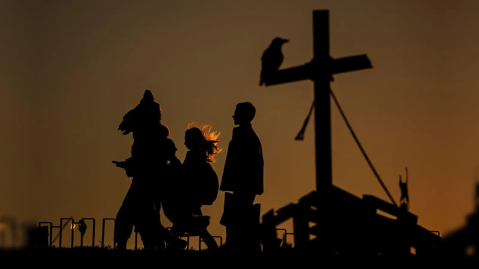 Süßigkeiten sammeln oder doch lieber ab in den Club? (Archivbild: Andreea Alexandru/AP/dpa)