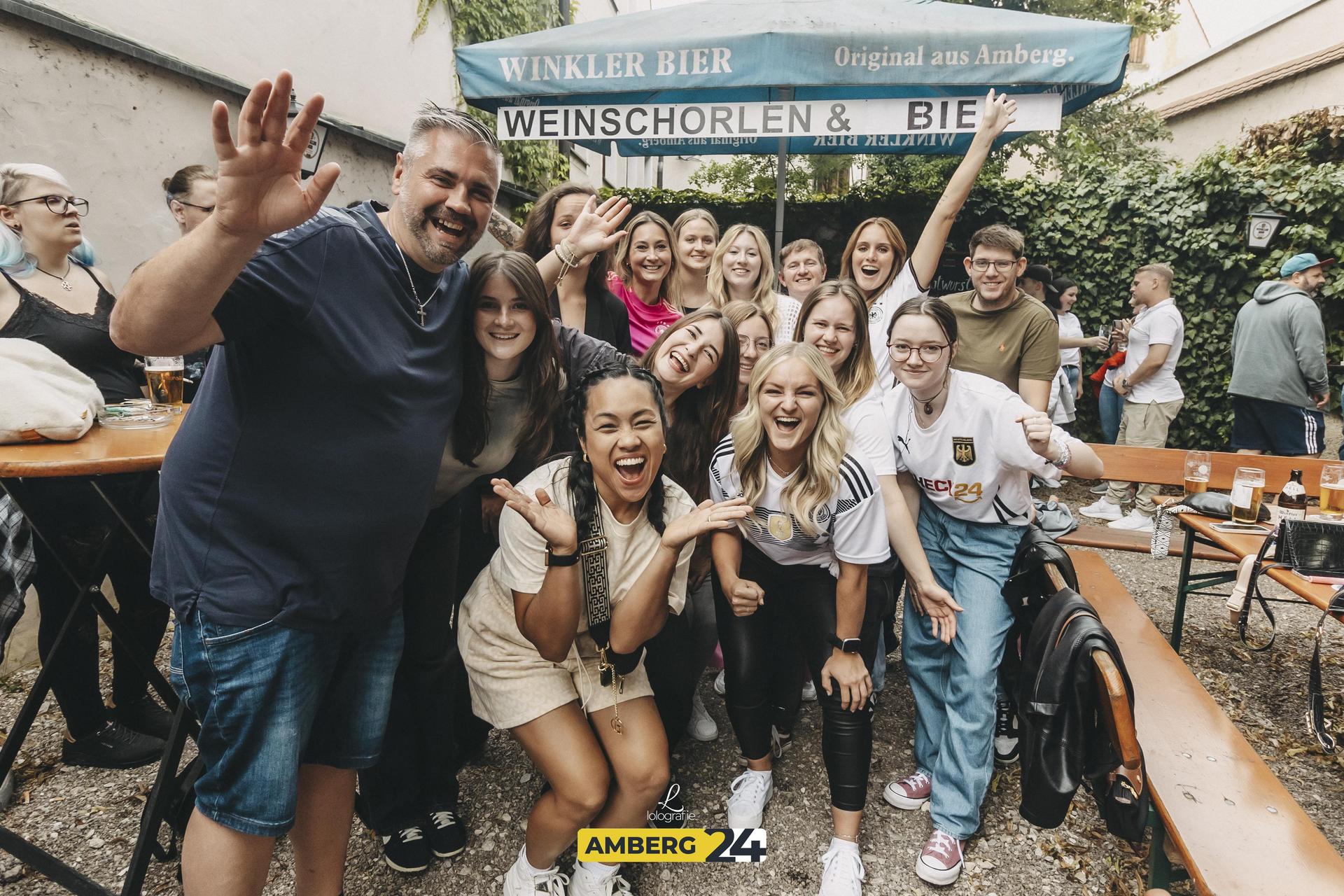 Die deutschen Fans hatten bis zum Ausscheiden des Teams Spaß und fieberten mit.  (Bild: Lolografie)