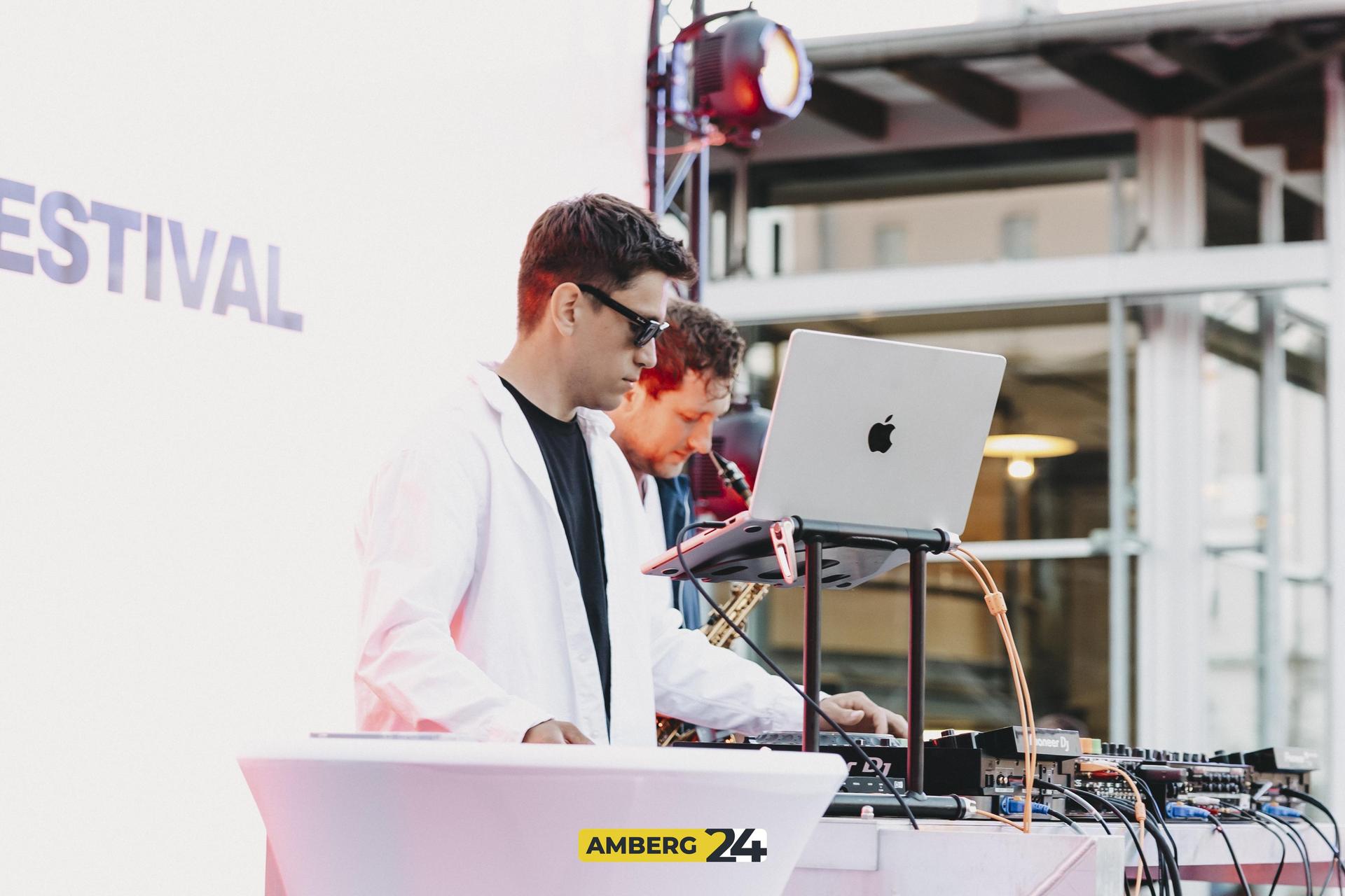 Das erste Mal fand in Amberg das Kirschblütenfestival statt. Der Campus der Amberger OTH verwandelte sich in ein pinkes Paradies. Lolo war für euch vor Ort.  (Bild: Lolografie)