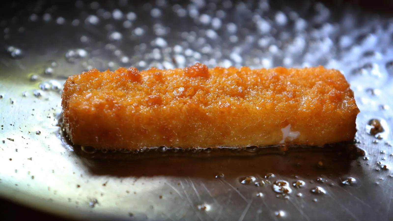 Verbraucher sollten die Fischstäbchen nicht braten oder gar essen.  (Symbolbild: Karl-Josef Hildenbrand/dpa)