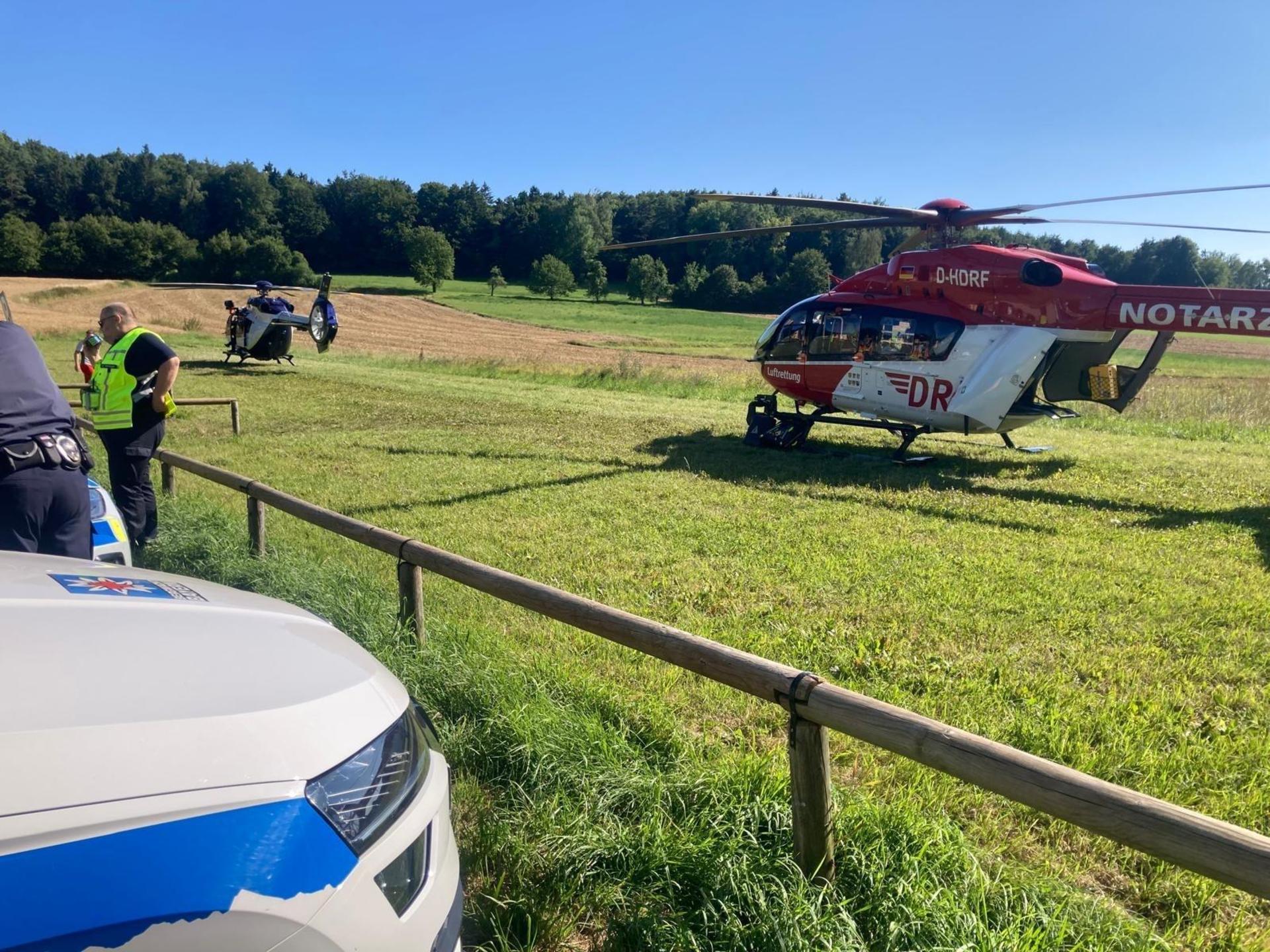 Ein Kletterer stürzte bei Hirschbach mehrere Meter in die Tiefe und blieb schwer verletzt liegen. Die Bergwacht forderte Rettungshubschrauber an. (Bild: Bergwacht Nürnberg)