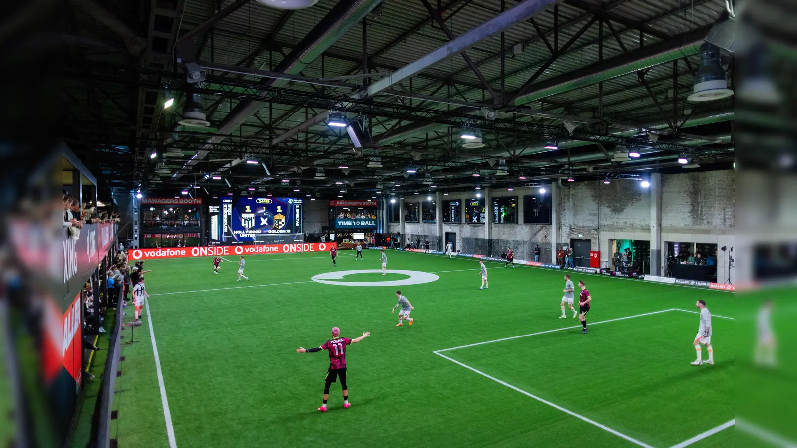 Die Teams von Hollywood United und Golden XI treffen in einem Spiel der Baller League in der Motorworld in Köln aufeinander. (Archivbild: Rolf Vennenbernd/dpa)