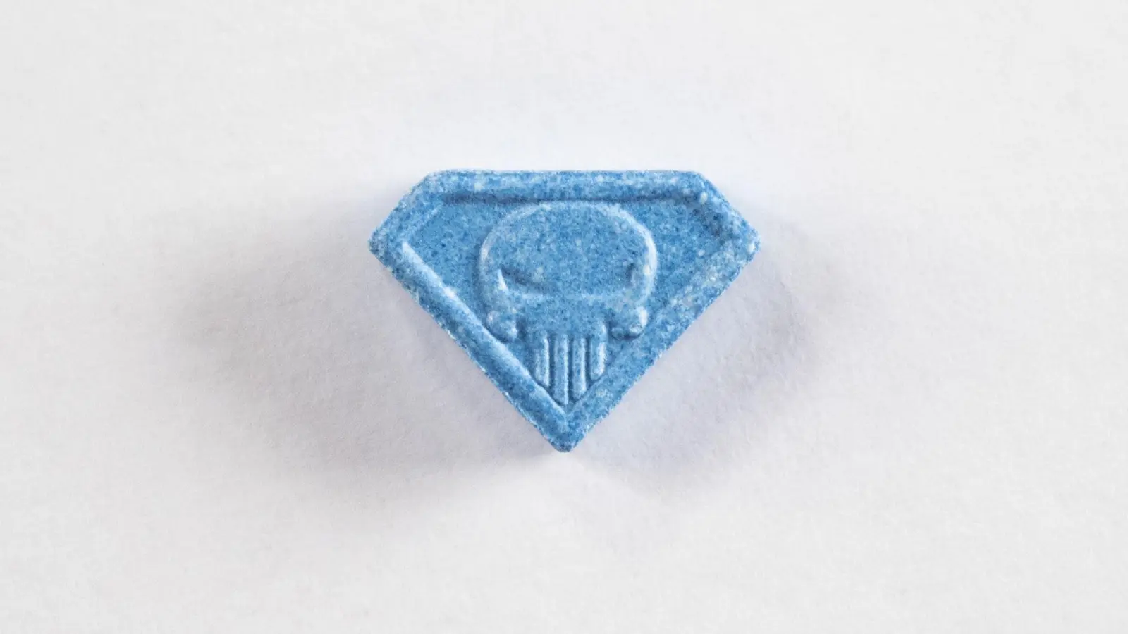 Bei einem 19-Jährigen auf dem Altstadtfest in Kulmbach wurde unter anderem die Ecstasy-Pille „Blue Punisher” gefunden. (Symbolbild: Ennio Leanza/Keystone/dpa)