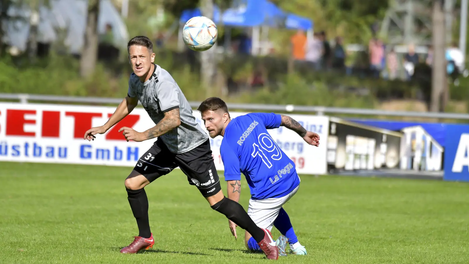 Spielertrainer Sven Seitz (links) bleibt den SF Ursulapoppenricht auch über die aktuelle Spielzeit hinaus treu. (Archivbild: Hubert Ziegler)