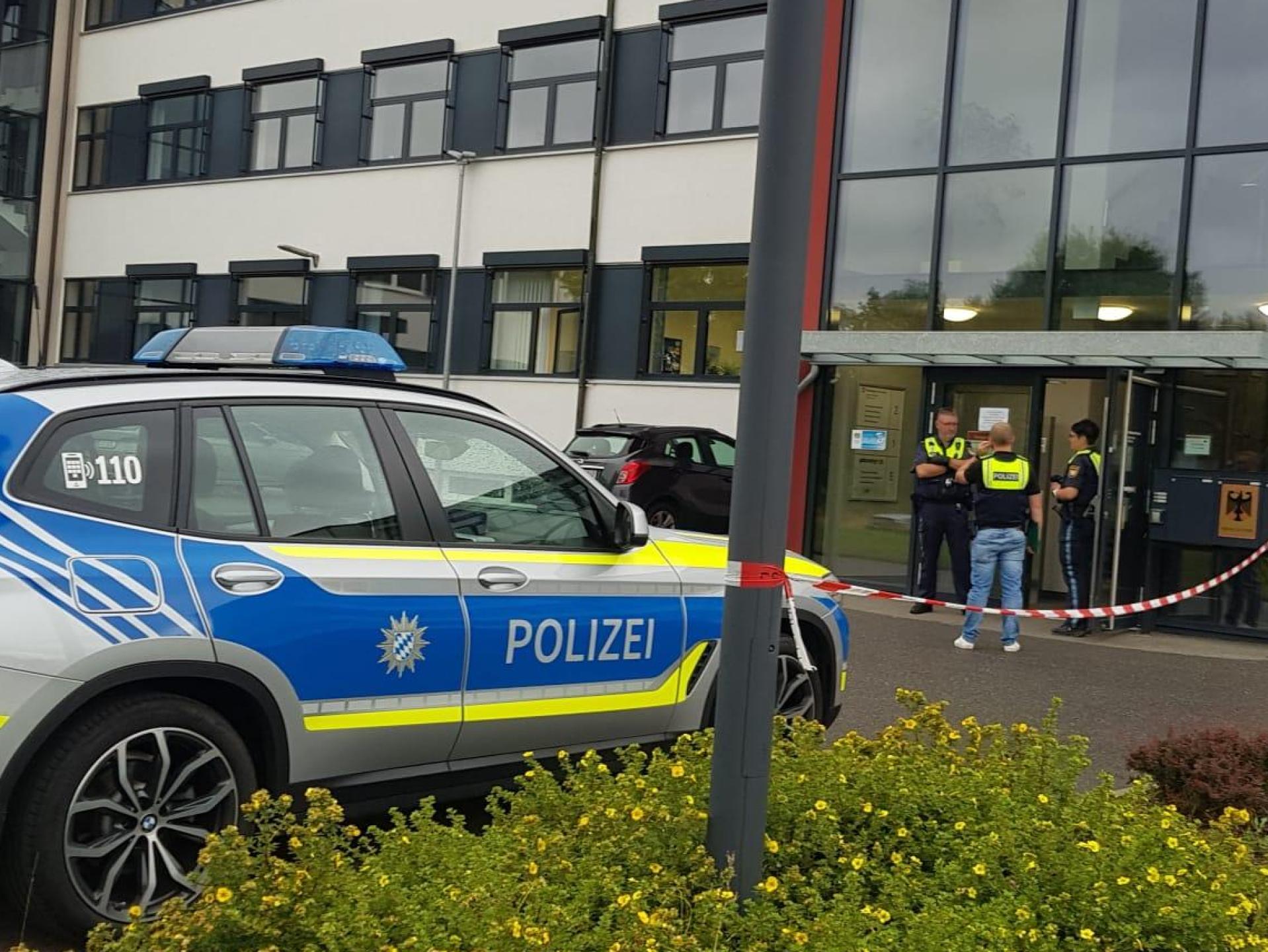 Die Polizei sperrte das Gebäude der Agentur für Arbeit und des Jobcenters in Tirschenreuth ab. (Bild: Benkhardt)