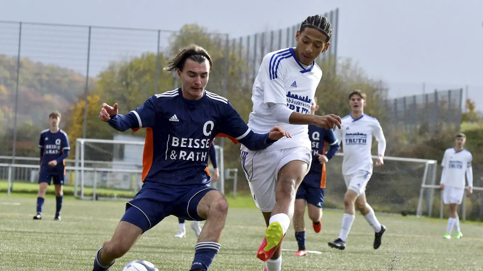 Matthew Carswell (rechts) vom SV Raigering zieht aus vollem Lauf ab, sein Gegenspieler von der SG Quelle Fürth (links) kommt nicht mehr rechtzeitig an den Ball.  (Bild: Hubert Ziegler)