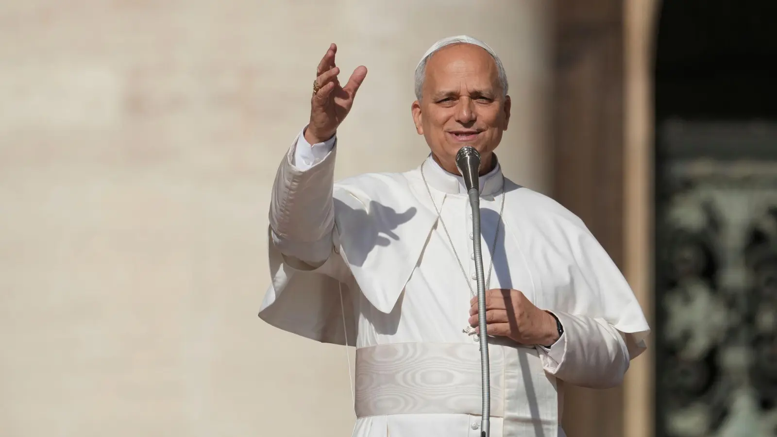 Papst Leo XIV. spricht erstmals jemanden heilig. (Bild: Andrew Medichini/AP/dpa)