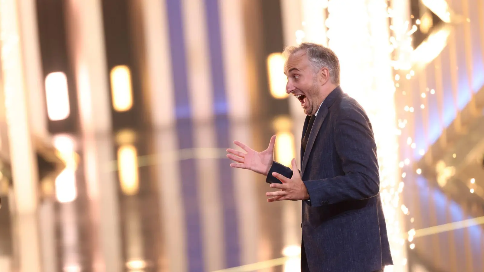 Jan Böhmermann ist begeistert - er gewinnt den Deutschen Fernsehpreis. (Bild: Rolf Vennenbernd/dpa)