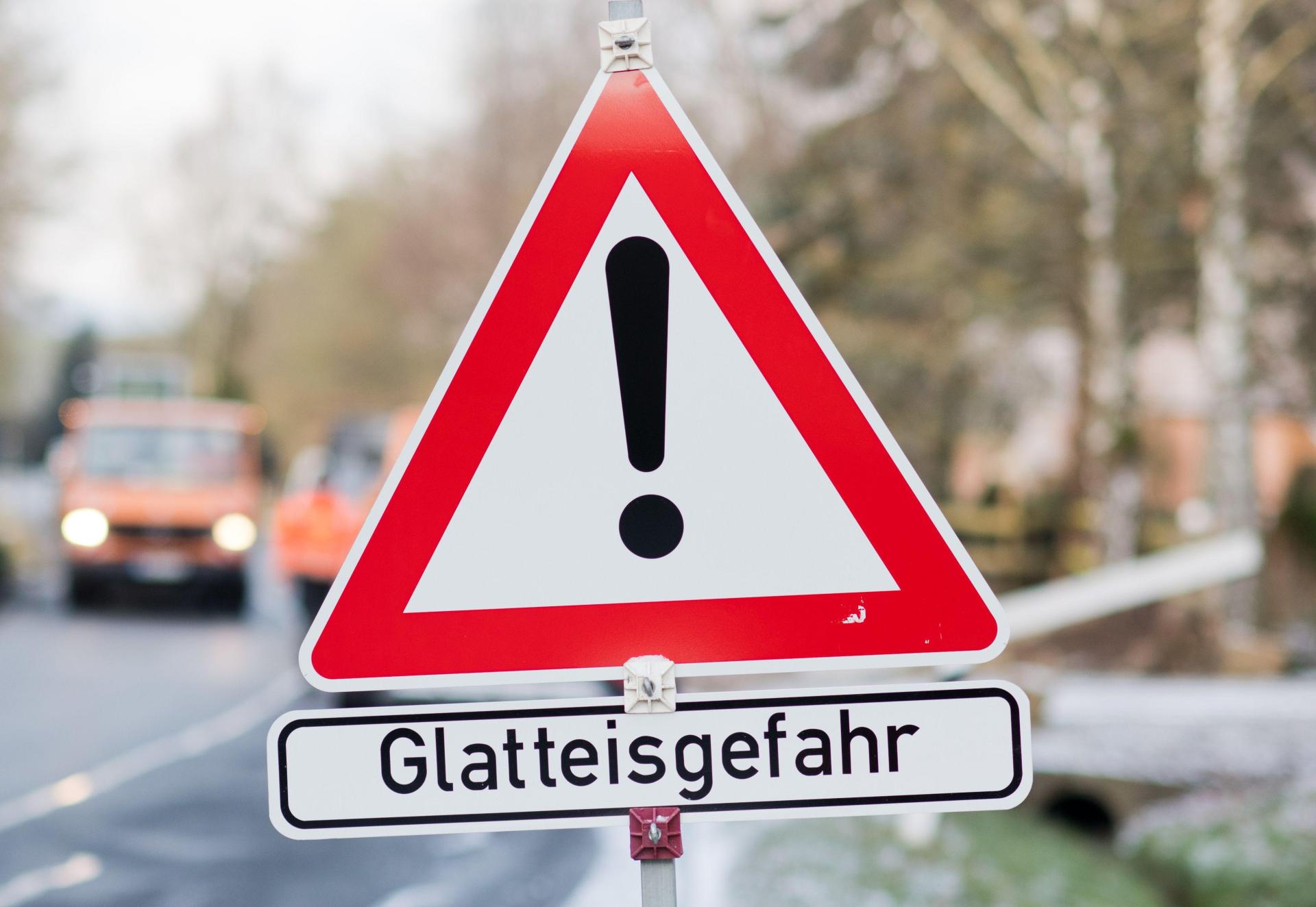 Der Deutsche Wetterdienst warnt vor Glatteis am Montag (Symbolbild: Julian Stratenschulte/dpa)