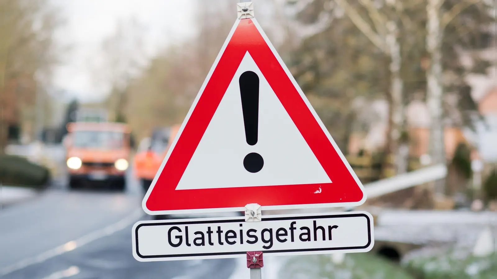 Der Deutsche Wetterdienst (DWD) warnt vor Glatteis in weiten Teilen der Oberpfalz. (Symbolbild: Julian Stratenschulte/dpa)