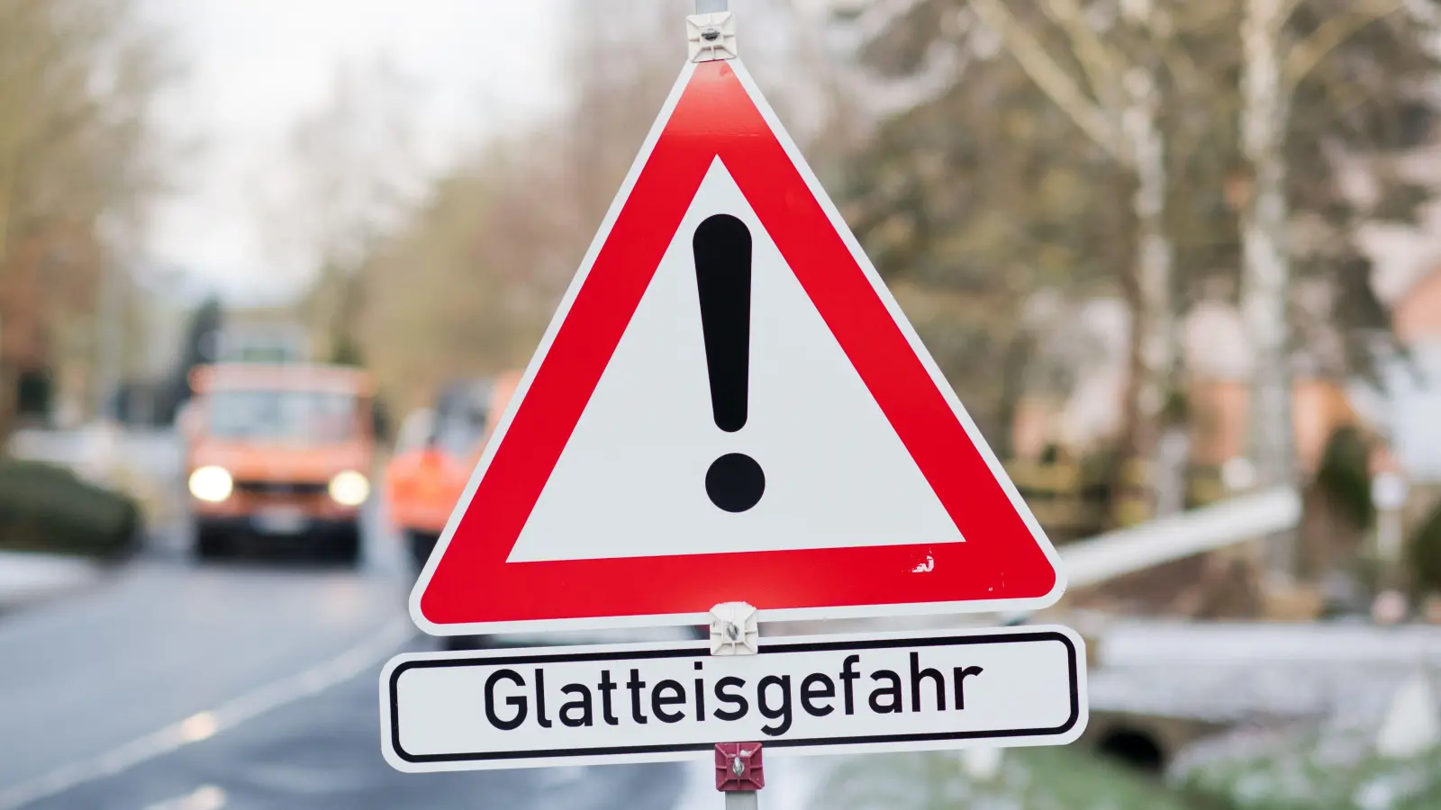 Auf den Straßen der Oberpfalz kann es zwischen 6 Uhr und 10 Uhr glatt werden.  (Bild: Julian Stratenschulte/dpa)