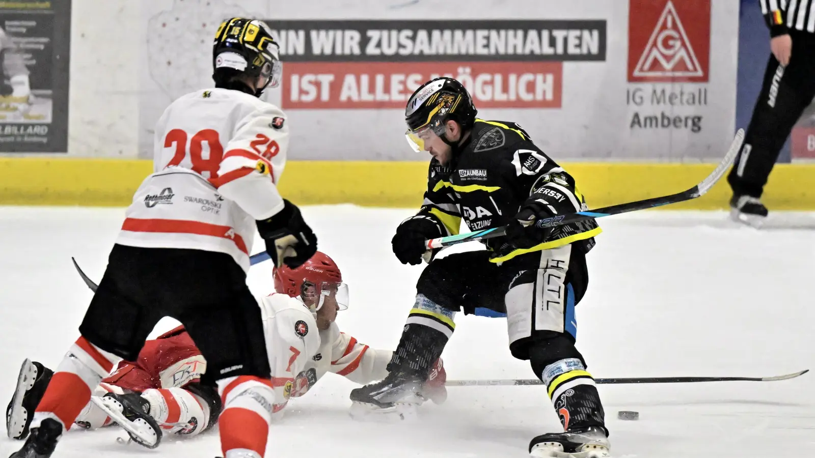 Kapitän Kevin Schmitt (rechts) und der ERSC Amberg müssen in der Eishockey-Bayernliga am Sonntag gegen den ESC Kempten ran.  (Archivbild: Hubert Ziegler)