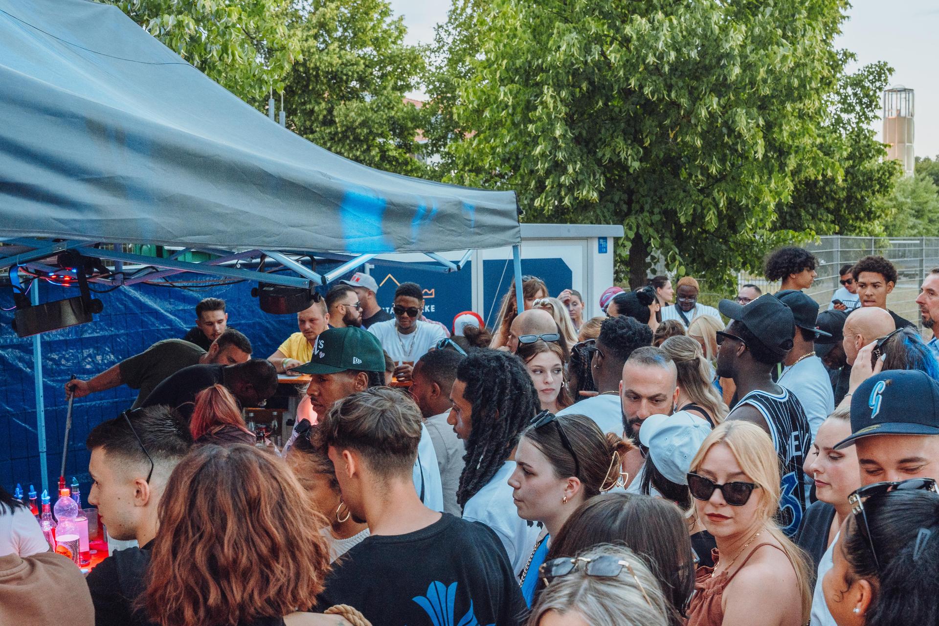 Shisha, Drinks und guter Hip-Hop. So war&#39;s am Hip-Hop BBQ in Amberg.  (Bild: Denise Helmschrott)