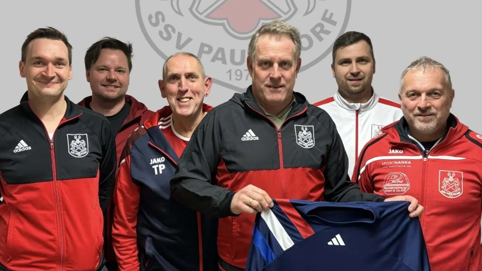 Die Führungsmannschaft des SSV Paulsdorf freut sich auf den ab der kommenden Saison neue Trainer Oliver Ruschitzka-Stigler (Dritter von rechts). Von links:<br>3. Vorstand Thomas Aschenbrenner, Neuer Spartenleiter Jochen Niering, Teammanager Thomas Ponath, Scheidender Spartenleiter Markus Schäffer, <br>1. Vorstand Hans-Jürgen Hammer. (Bild: Schäffer)