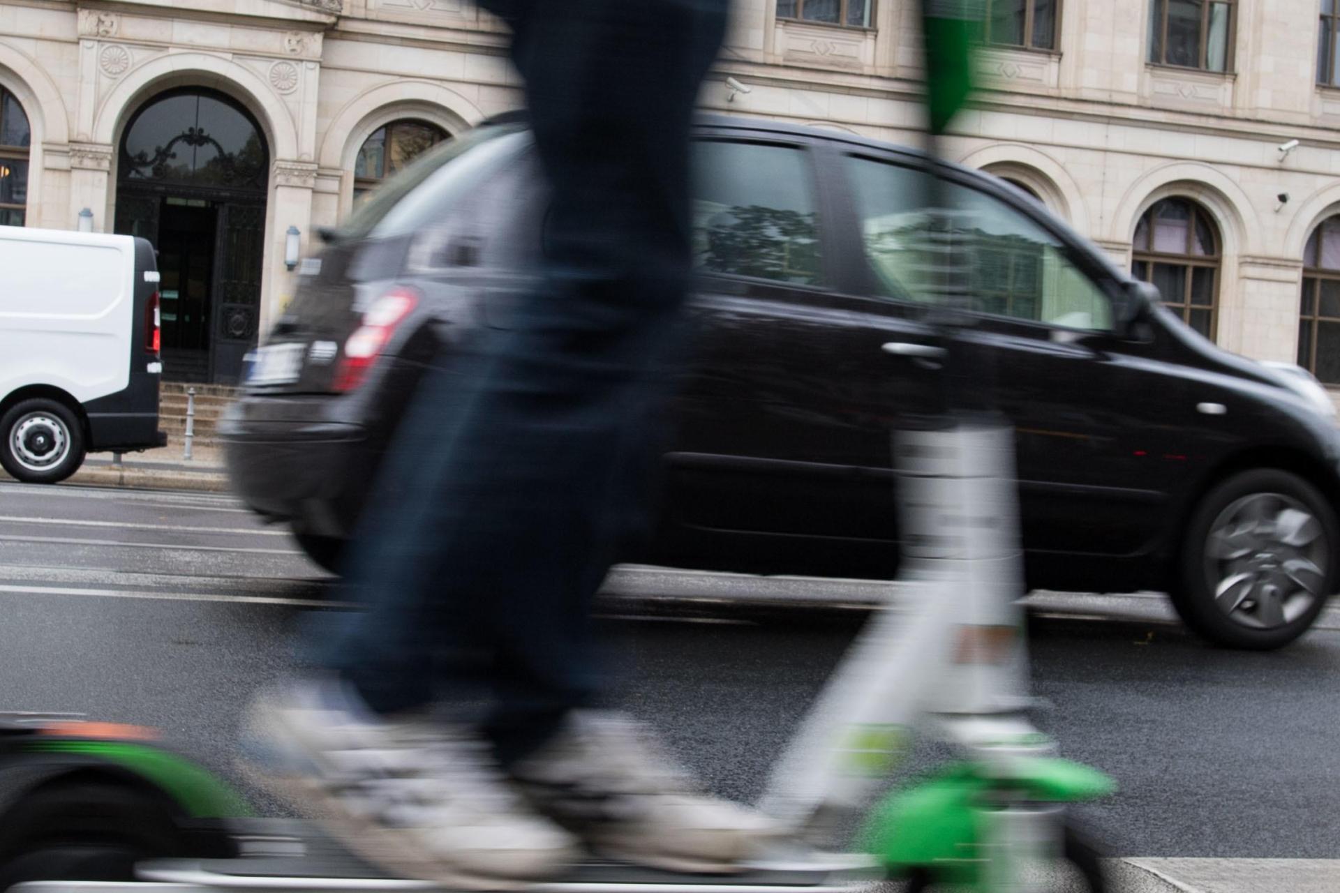 Ein Verkehrsunfall in Hirschau zwischen einem E-Scooter und einem BMW führt zu leichten Verletzungen und Sachschaden. (Symbolbild: Jörg Carstensen/dpa)