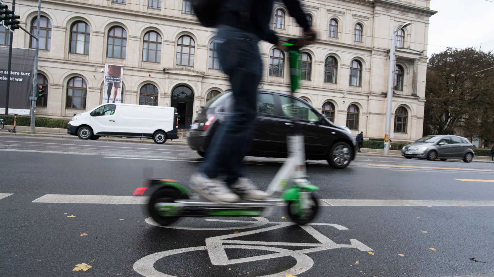 Ein Verkehrsunfall in Hirschau zwischen einem E-Scooter und einem BMW führt zu leichten Verletzungen und Sachschaden. (Symbolbild: Jörg Carstensen/dpa)