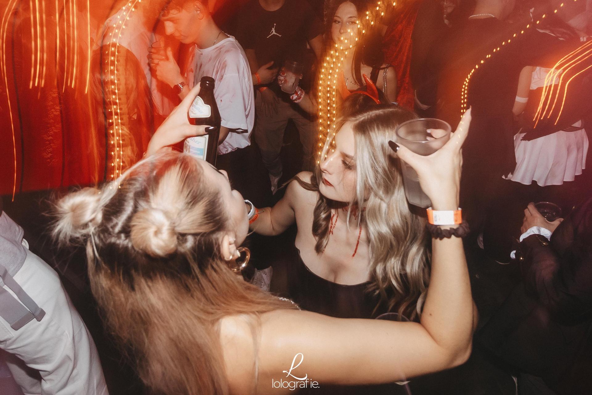 „Creepy Carneval” - das war das Motto der Halloween-Nacht im Casino. Und creepy waren auch viele der Partygäste mit ihren Verkleidungen. (Bild: Leonie Hartung)