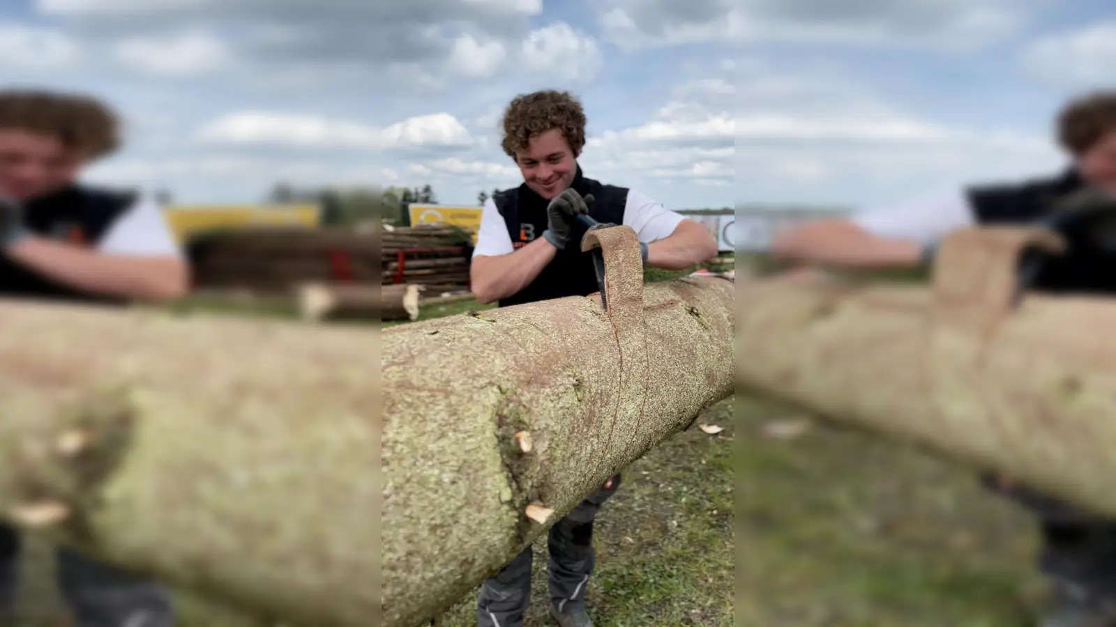 Während die Moidla binden, schnitzen die Burschen den Baum. (Bild: knz)