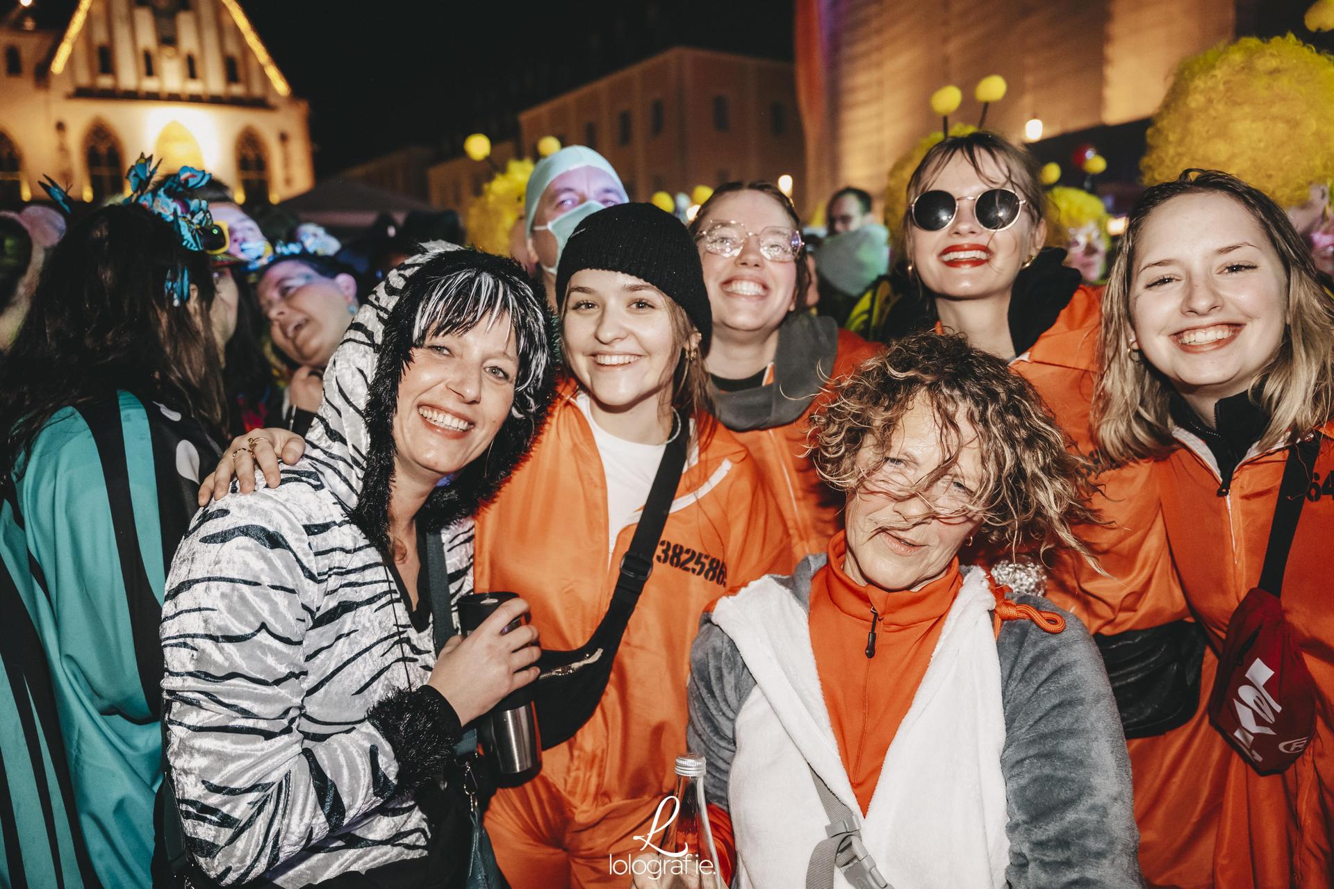 Hexennacht in Amberg. Die Fotos vom Weiberfasching am Marktplatz, exklusiv auf Amberg24.de (Bild: Lolografie)