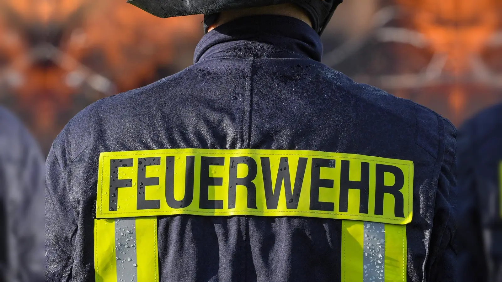 Ein Strohballenpresse geriet am Sonntag auf einem Feld bei Hahnbach in Brand. (Symbolbild: Patrick Pleul/dpa)