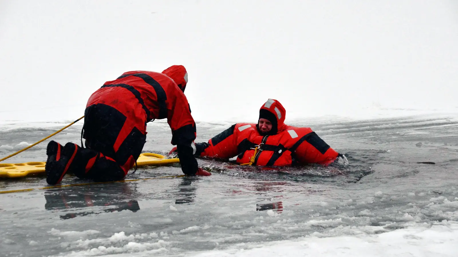 Feuerwehrkräfte üben die Rettung von Personen, die auf zugefrorenen Seen ins Eis eingebrochenen sind. (Symbolbild: Andreas Rosar /dpa)