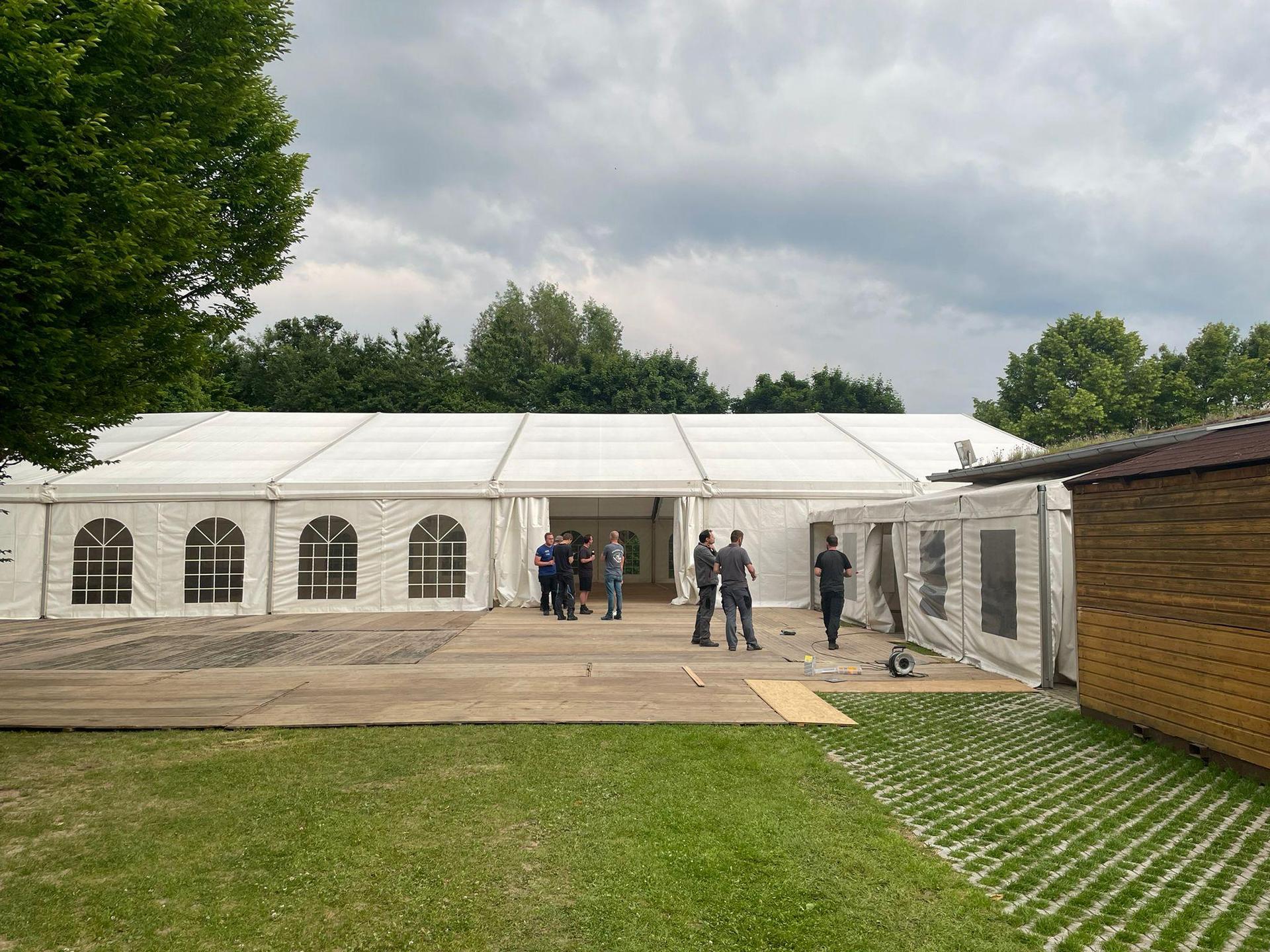 Noch läuft der Aufbau. Aber am Samstag startet das Heimatfest in Ehenfeld. (Bild: Manuel Falk)