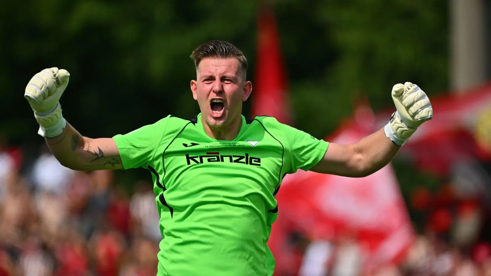 Der Mann des Tages: Illertissens Torwart Michel Witte hält zwei Elfmeter. (Bild: Jan-Philipp Strobel/dpa)