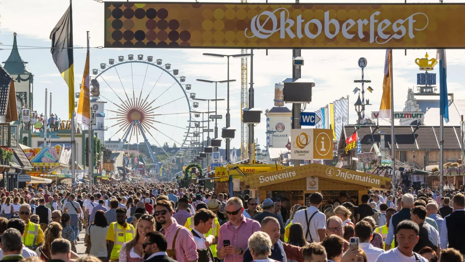 Die Wiesn 2023 lockte Millionen an. (Archivfoto) (Bild: Peter Kneffel/dpa)