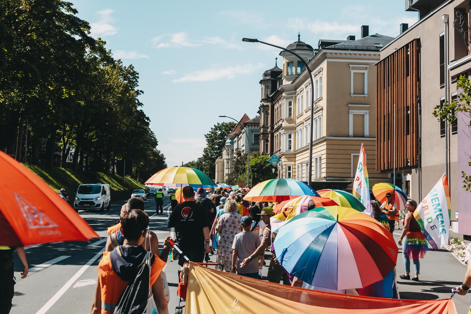 Die Bilder von der CSD-Parade 2023 in Amberg. (Bild: Leonie Hartung)