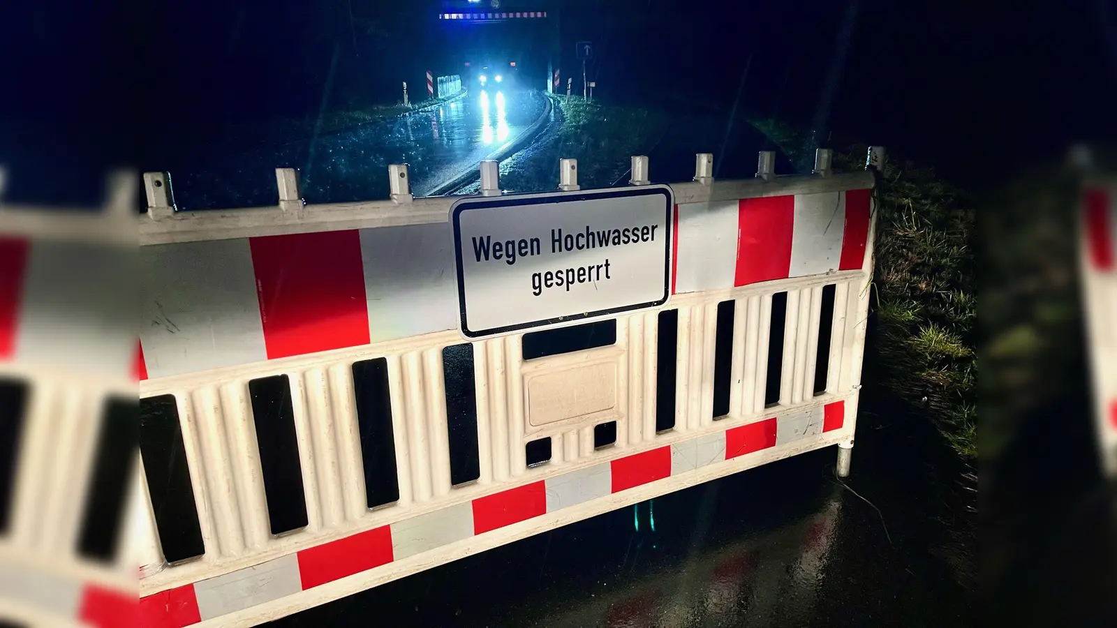 In Neustadt/WN wurde am Dienstagabend bereits die Hochwasser-Warnschilder aufgestellt. An der Straße nach Theisseil drohte bereits die Überflutung.  (Symbolbild: Gabi Schönberger)