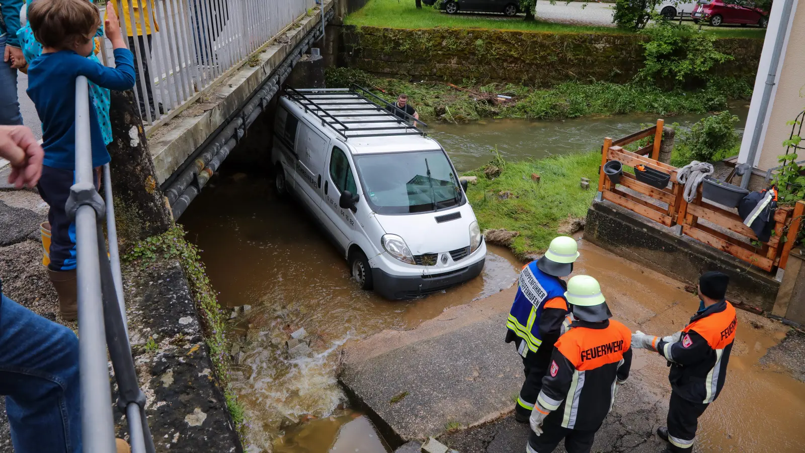 Nach Starkregen ist die Lauterach über die Ufer getreten und hat in Kastl den Marktplatz überflutet und Autos weggespült. Die Aufräumarbeiten dauerten den ganzen Tag danach an. (Bild: Wolfgang Steinbacher)