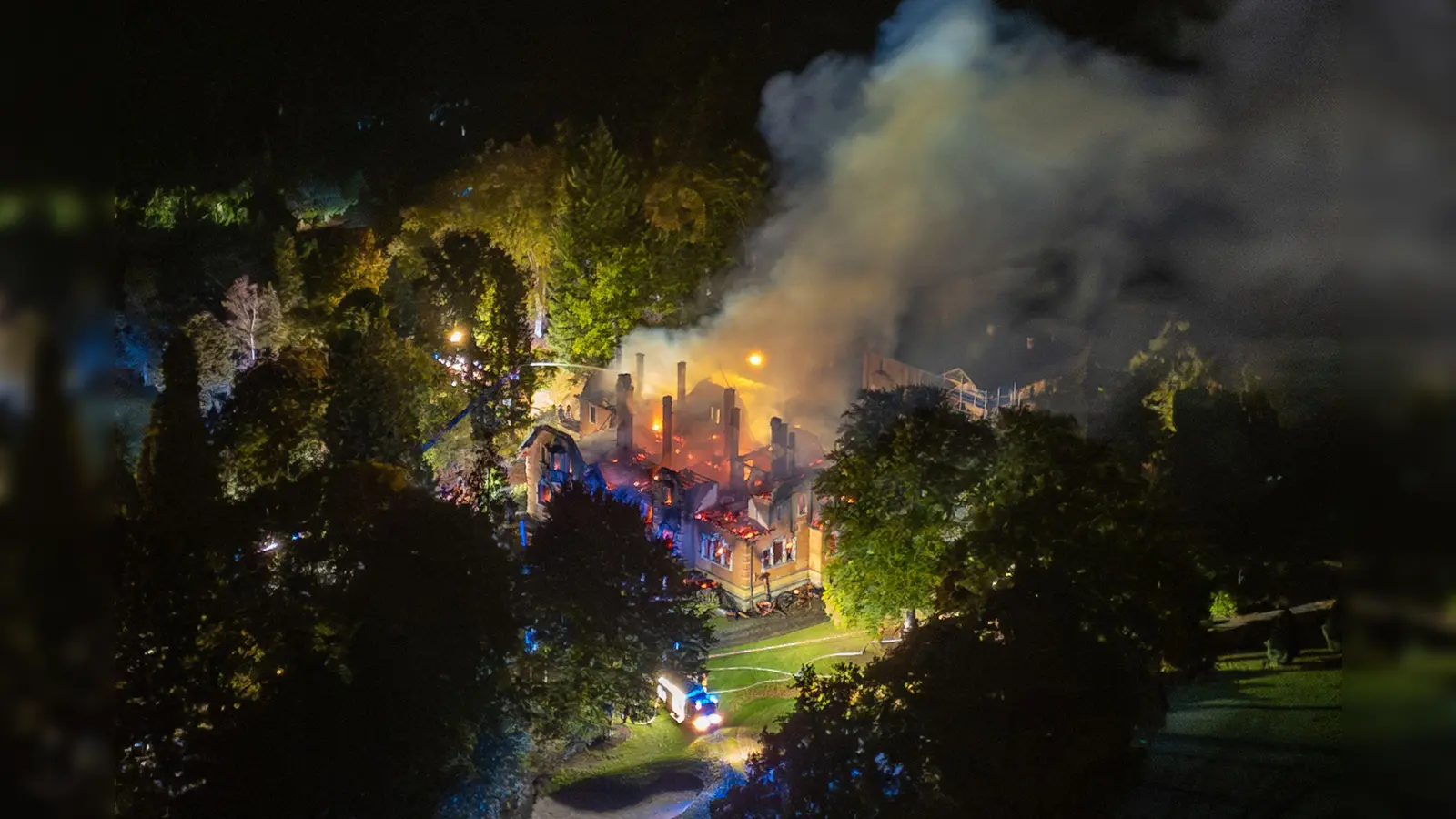 Das ehemalige Jagdschloss auf dem Gelände des Regensburger Golf- und Landclubs steht in Flammen. Dabei ist ein Schaden in Millionenhöhe entstanden, wie die Polizei mitteilte. (Bild: Lars Haubner/News5/dpa)