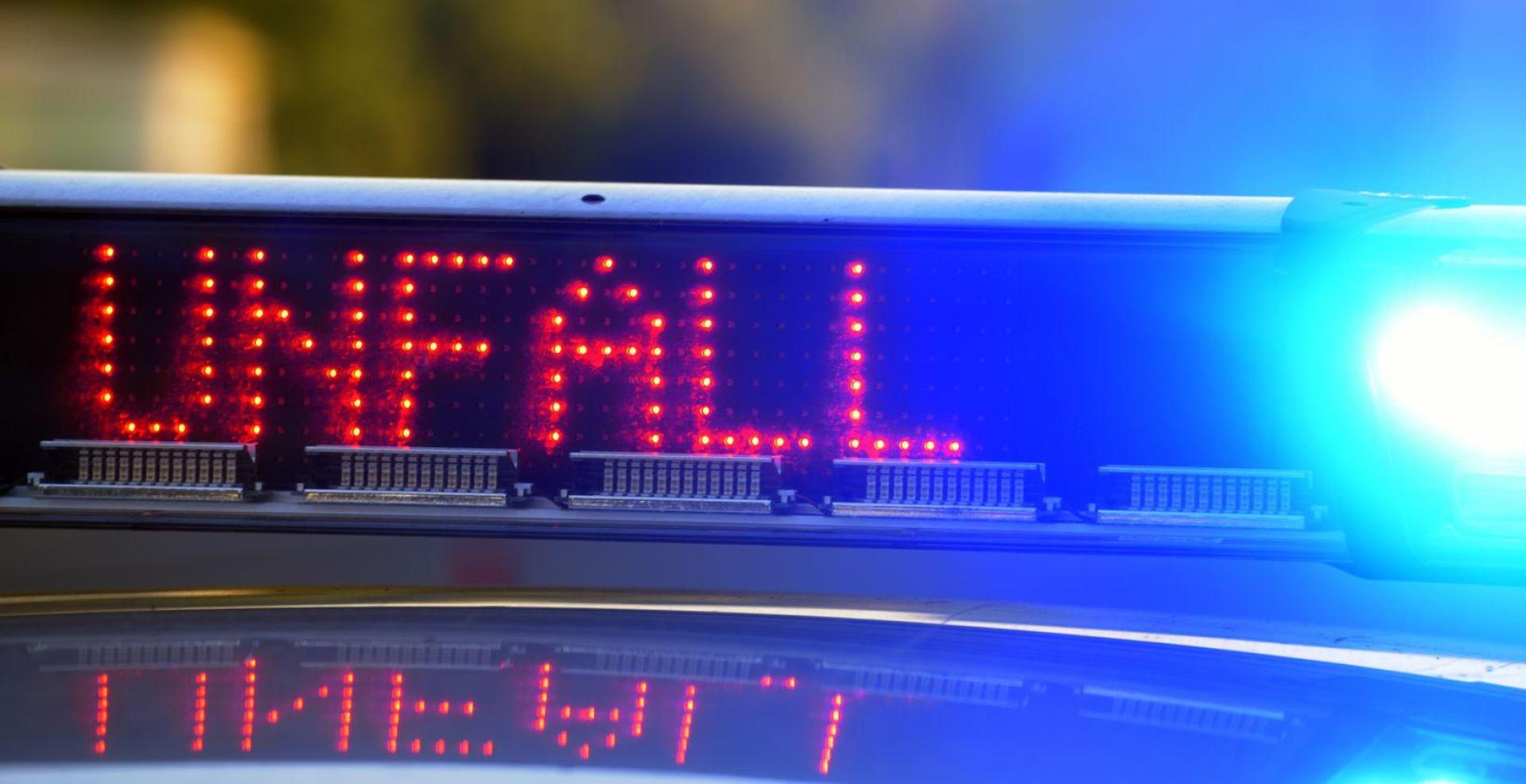 Auf der Staatsstraße 2238 von Hirschau in Richtung Amberg kam es am späten Dienstagnachmittag zu einen Frontalzusammenstoß mit fünf verletzten Personen. Die Polizei sucht einen Lkw-Fahrer als Zeugen. (Bild: Stefan Puchner/dpa)