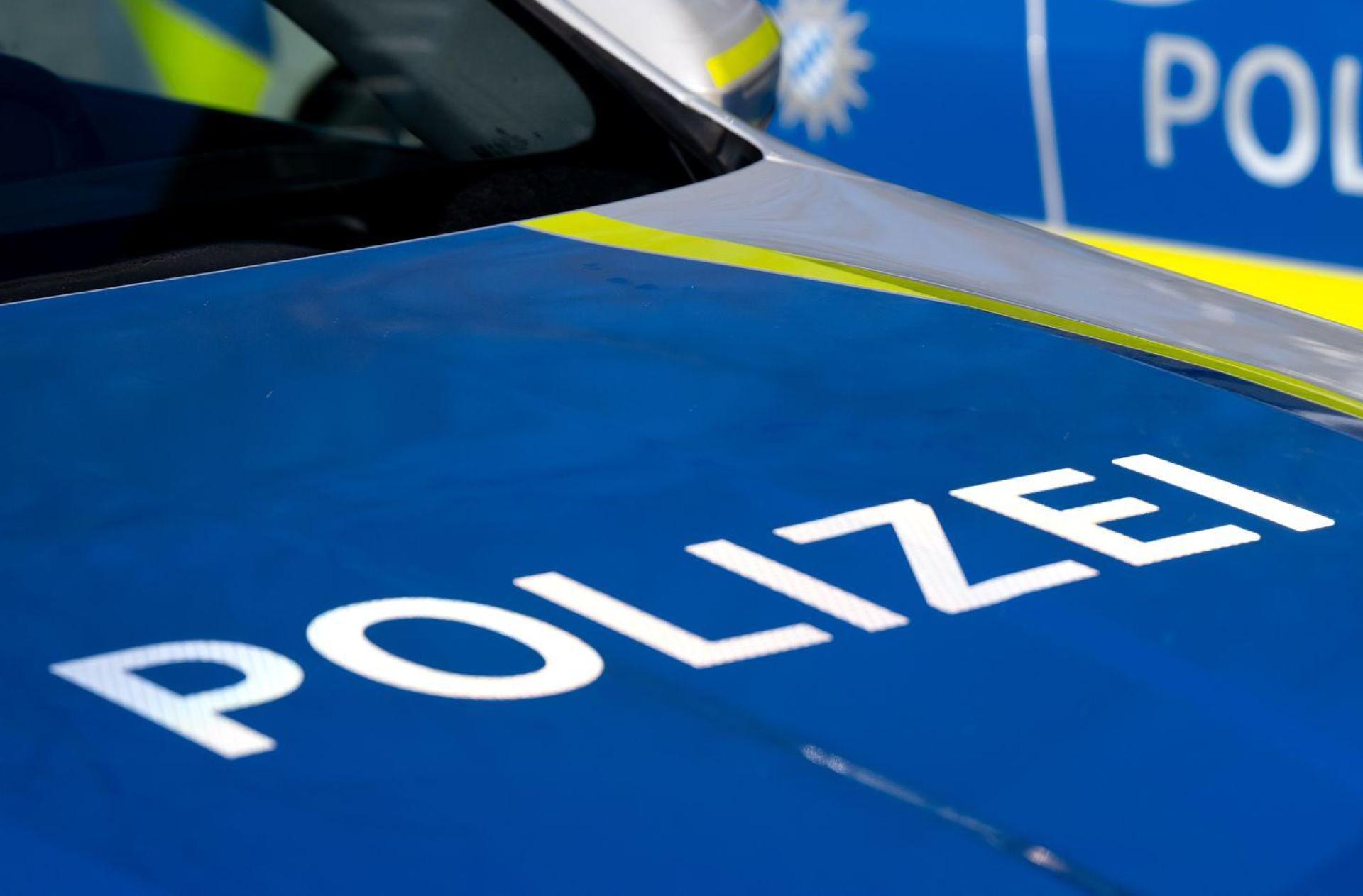 Ein 20-jähriger Skoda-Fahrer entdeckt nach dem Einkaufen in Amberg einen Schaden an seinem Auto. Der Unfallverursacher ist flüchtig. (Symbolbild: Sven Hoppe/dpa)