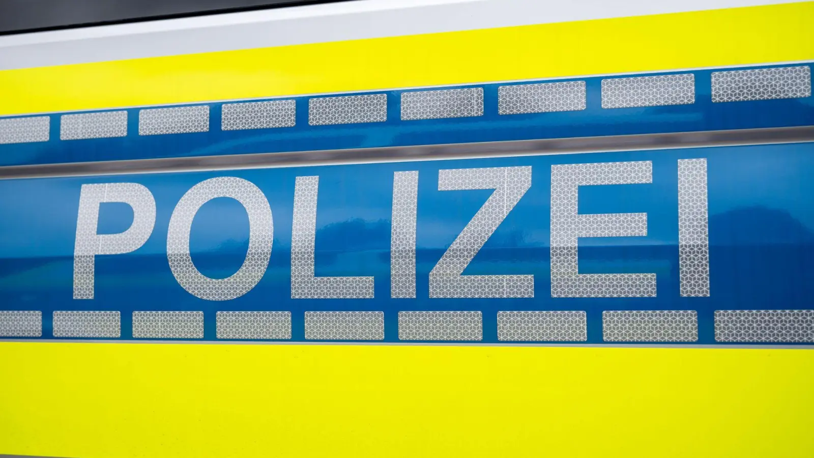 Nach einem Auffahrunfall auf der A3 bei Wörth an der Donau blockierten die beschädigten Lastwagen alle Fahrbahnen in Richtung Regensburg. (Symbolbild) (Bild: Daniel Vogl/dpa)