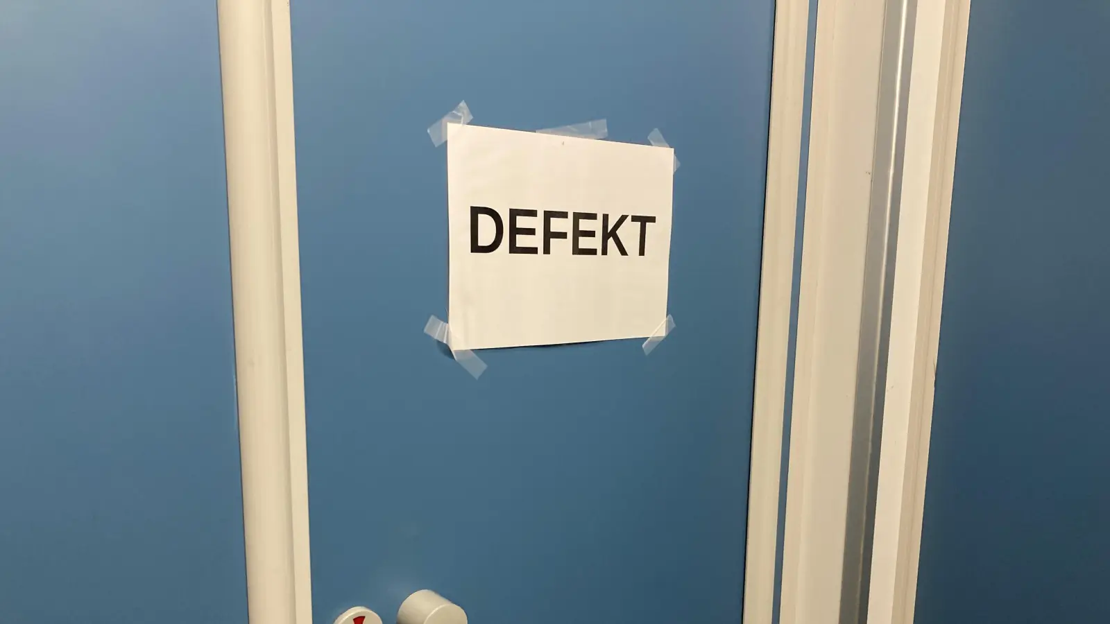 Auch in der Damen-Toilette war zeitweise eine Kabine von zweien defekt.  (Bild: Stefanie Swann)