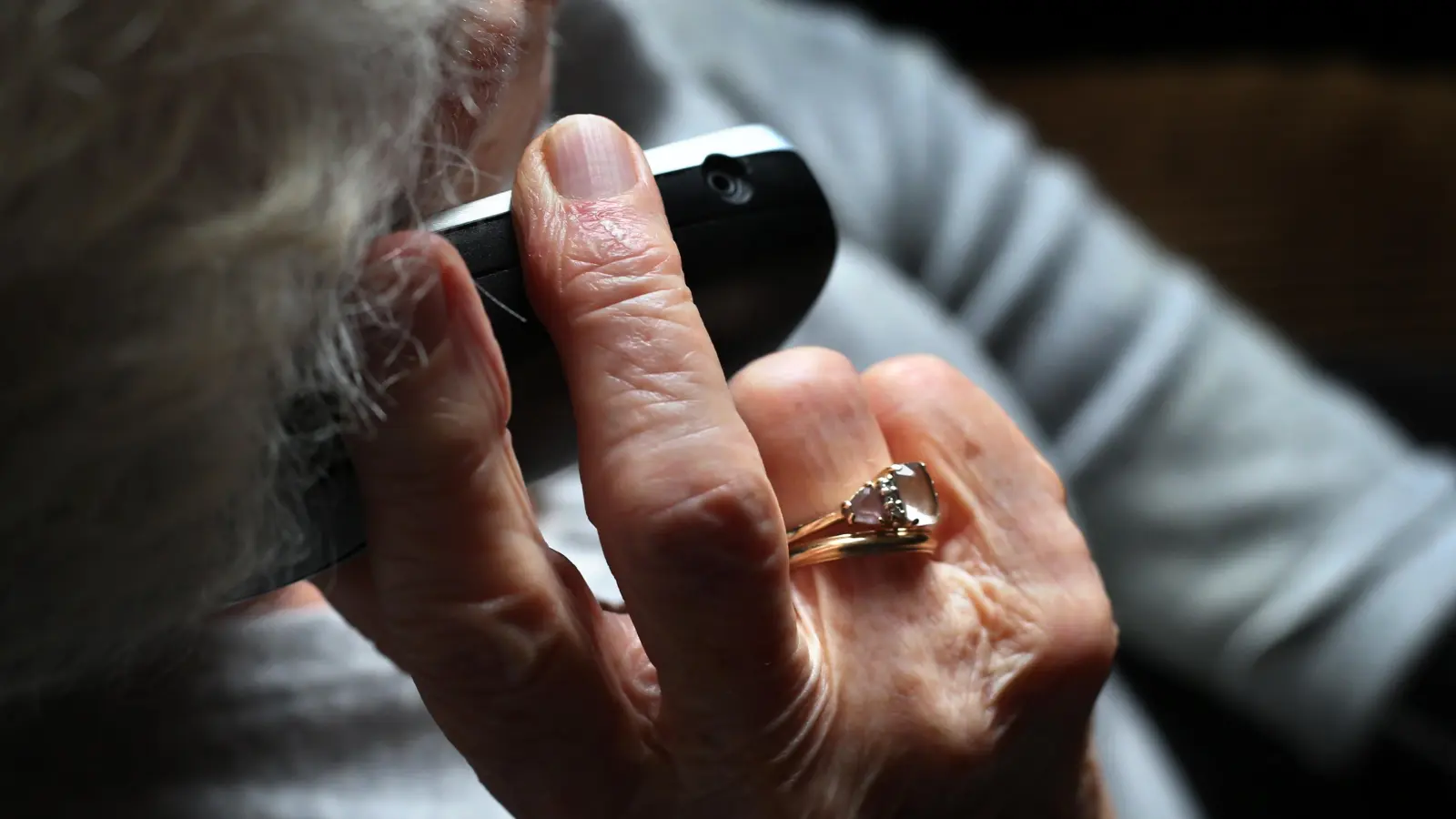Betrüger haben versucht, einen 84-jährigen Sulzbach-Rosenberger um all seine Ersparnisse zu bringen. Doch der Senior war schlauer. (Symbolbild: Karl-Josef Hildenbrand)
